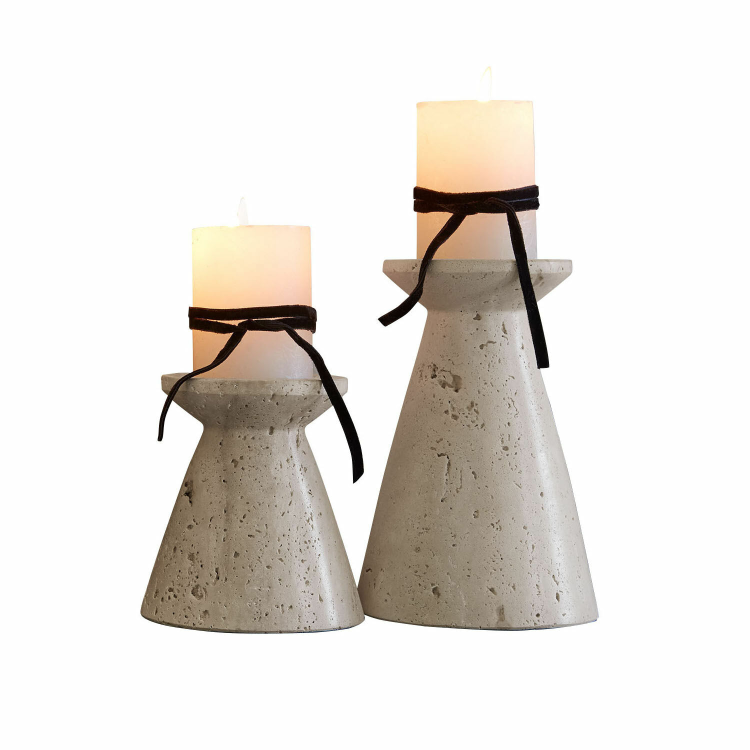 Set de 2 candeleros Bazrahim Conjunto de dos candelabros de hormigón gris con velas blancas y lazos negros decorativos