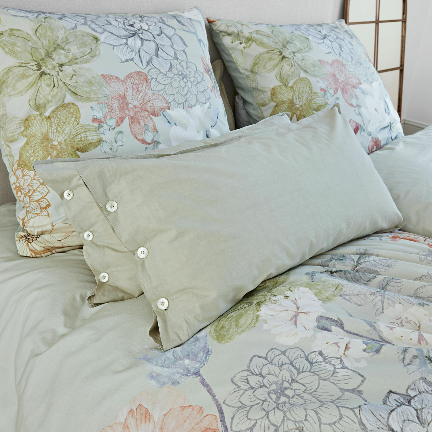 Set de 2 fundas de cojín Calithen Ropa de cama de algodón con diseño floral en tonos pastel y fundas de almohada beige claro con botones