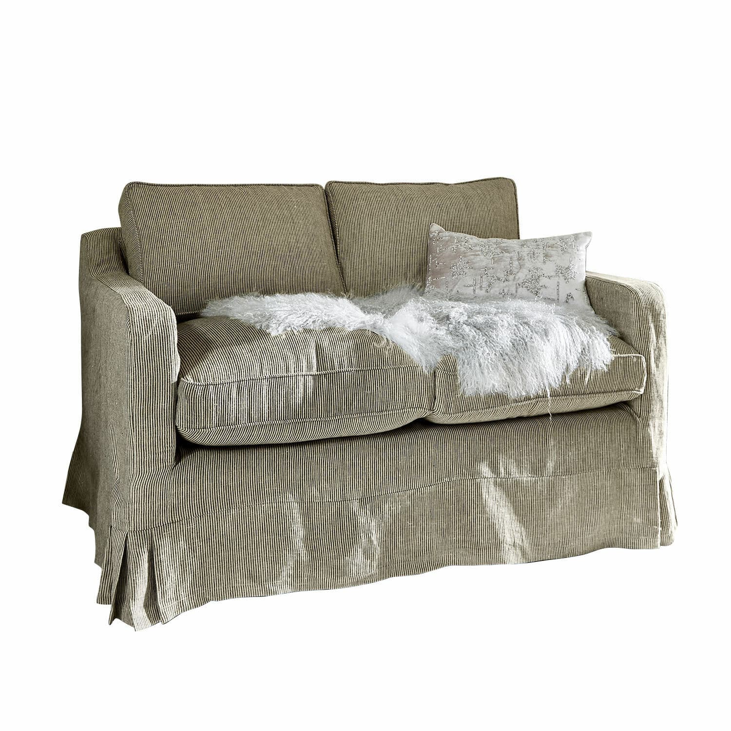 Sofá Briarcliff Sofá de dos plazas en tela beige a rayas con manta blanca de piel sintética y cojín decorativo claro