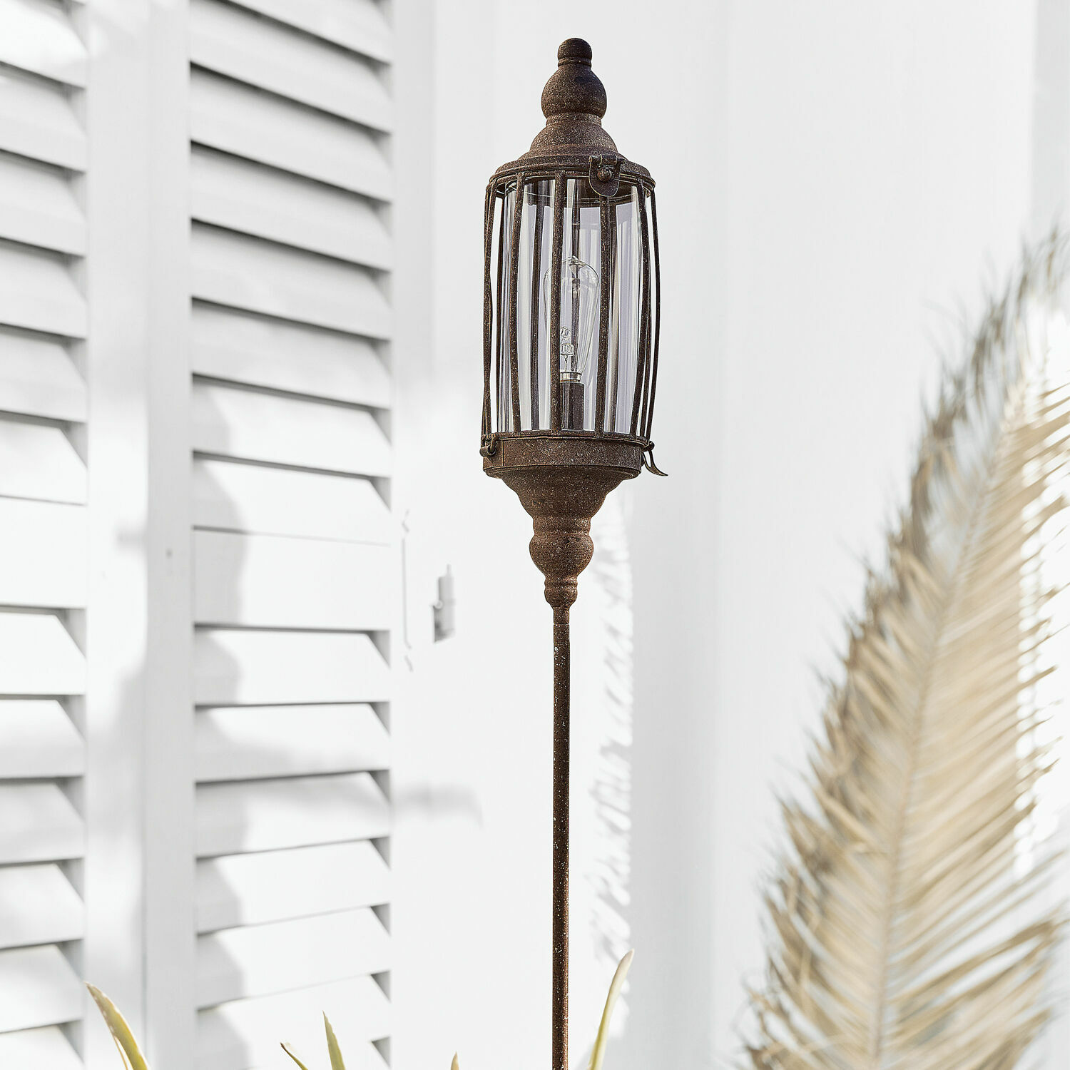 Farol LED Ivette Lámpara de jardín decorativa de metal color óxido, ideal para iluminación exterior y decoración.