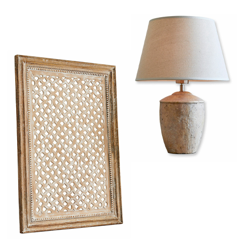 Marco de madera calado y lámpara de mesa con pantalla beige y base de piedra