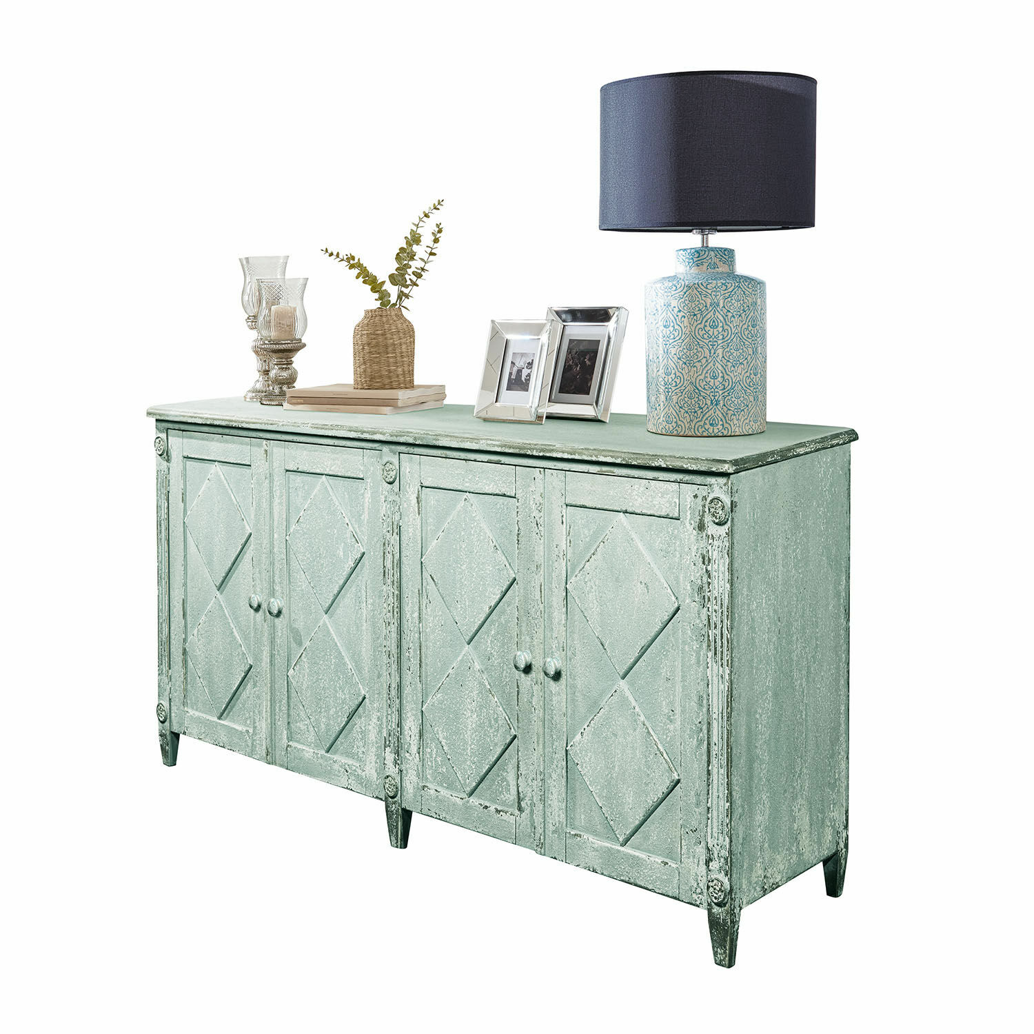 Aparador de madera verde estilo vintage con paneles decorativos y lámpara encima