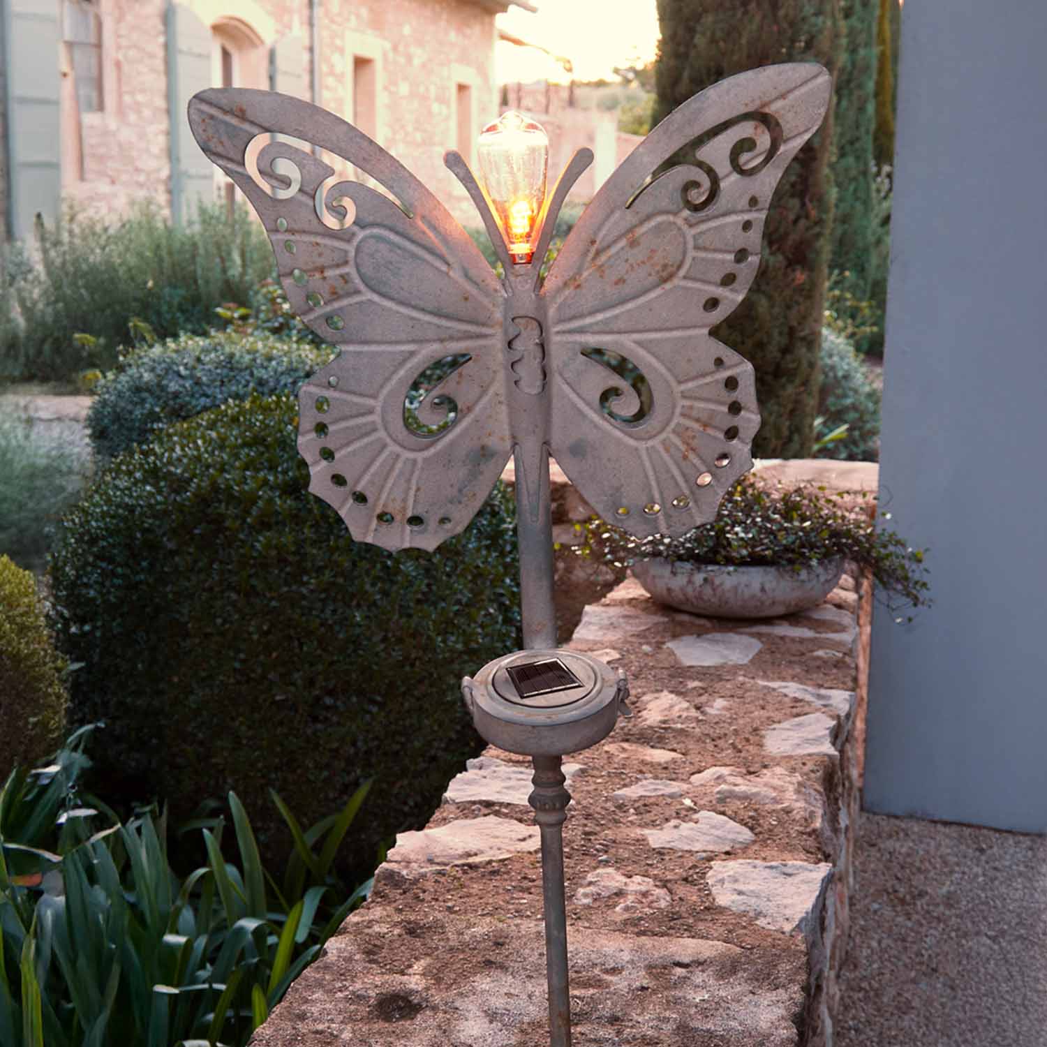 Lámpara de jardín decorativa de metal gris en forma de mariposa con luz LED solar