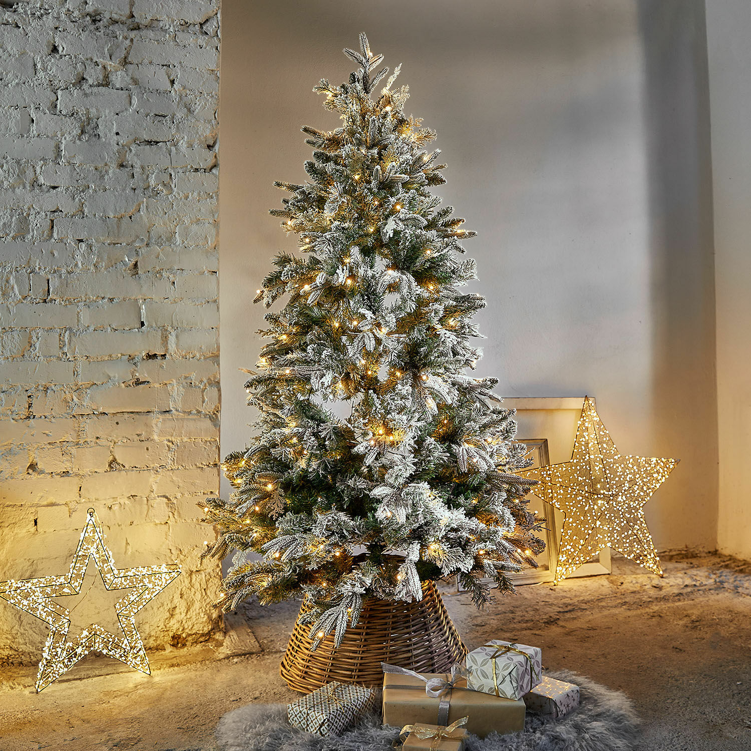Árbol de Navidad Cadelise Árbol de Navidad artificial con ramas nevadas y luces LED cálidas en base de mimbre con regalos