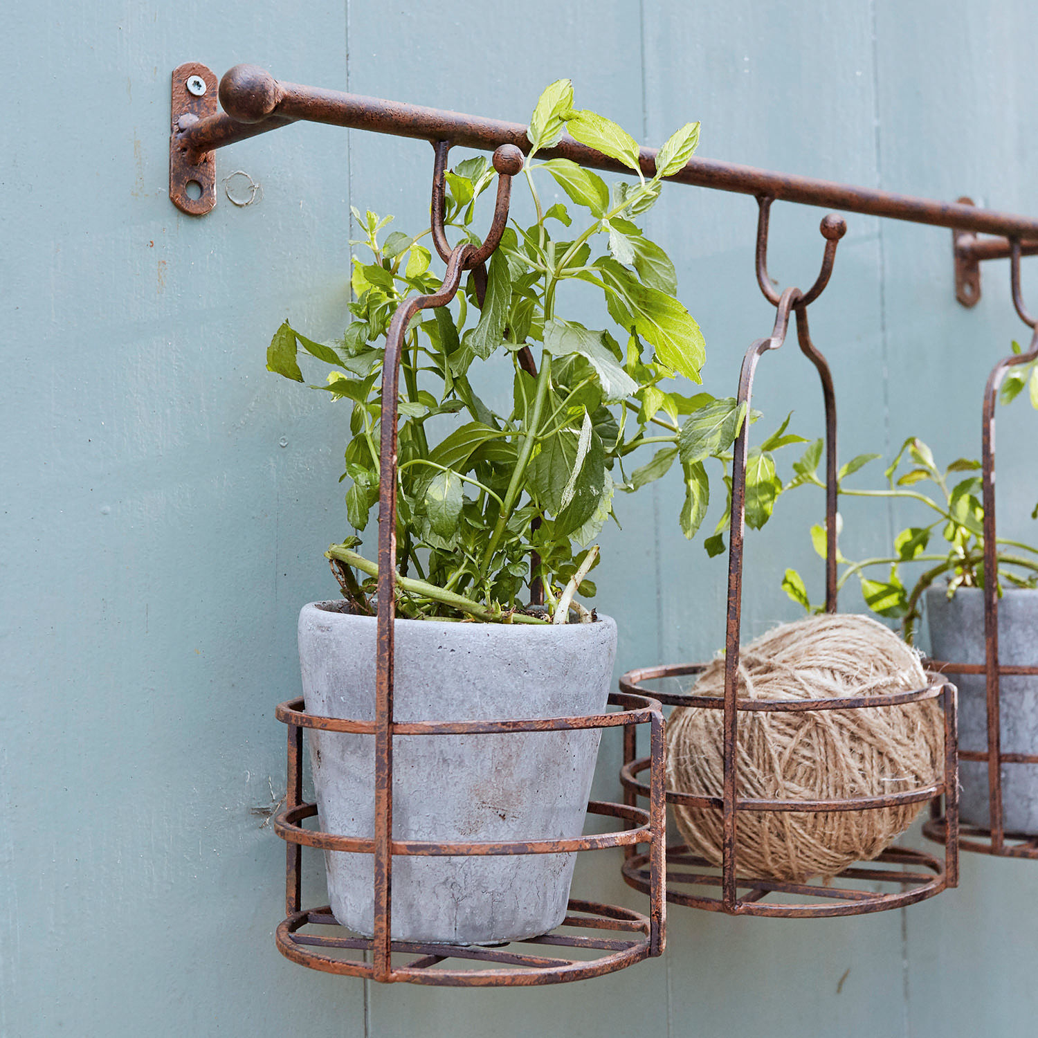 Estante de pared con cestas para plantas Hemente