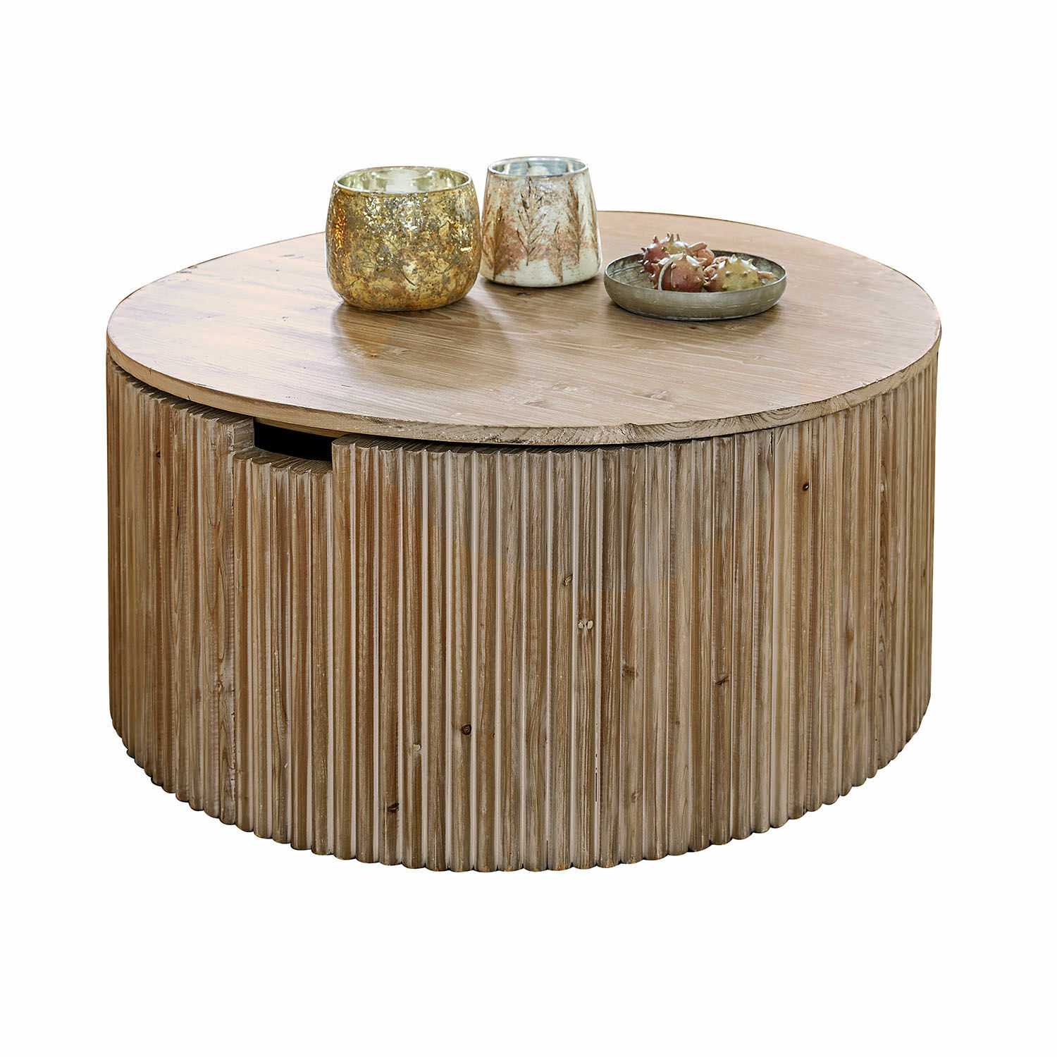 Mesa de centro redonda de madera en color natural con portavelas decorativos encima