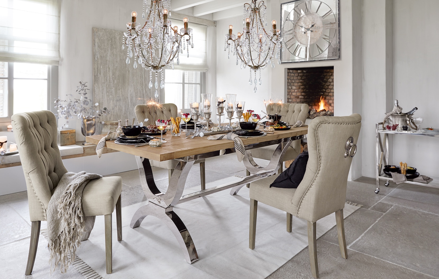 Comedor clásico con mesa de madera y sillas tapizadas beige, iluminación elegante y decoración refinada
