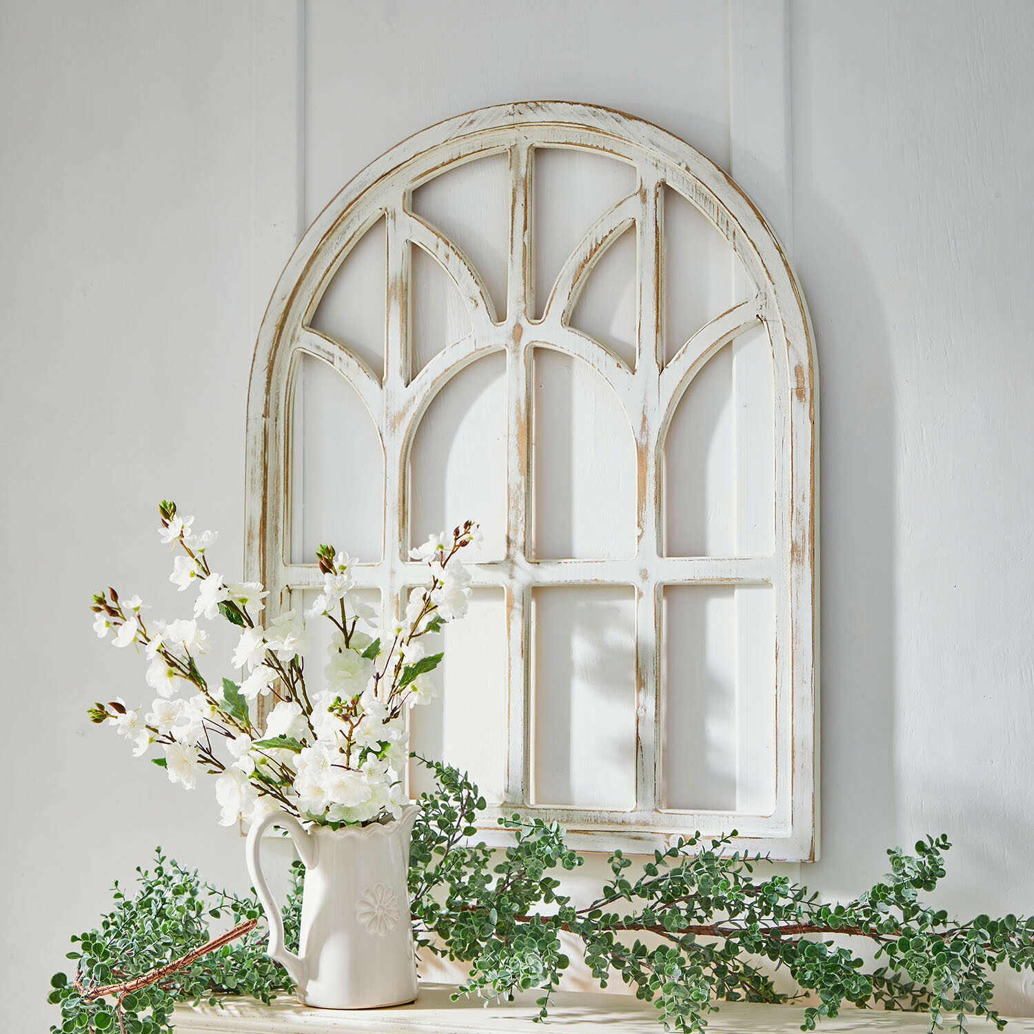 Ventana decorativa Morilev Panel decorativo de pared de madera blanca envejecida con flores blancas en jarra de cerámica