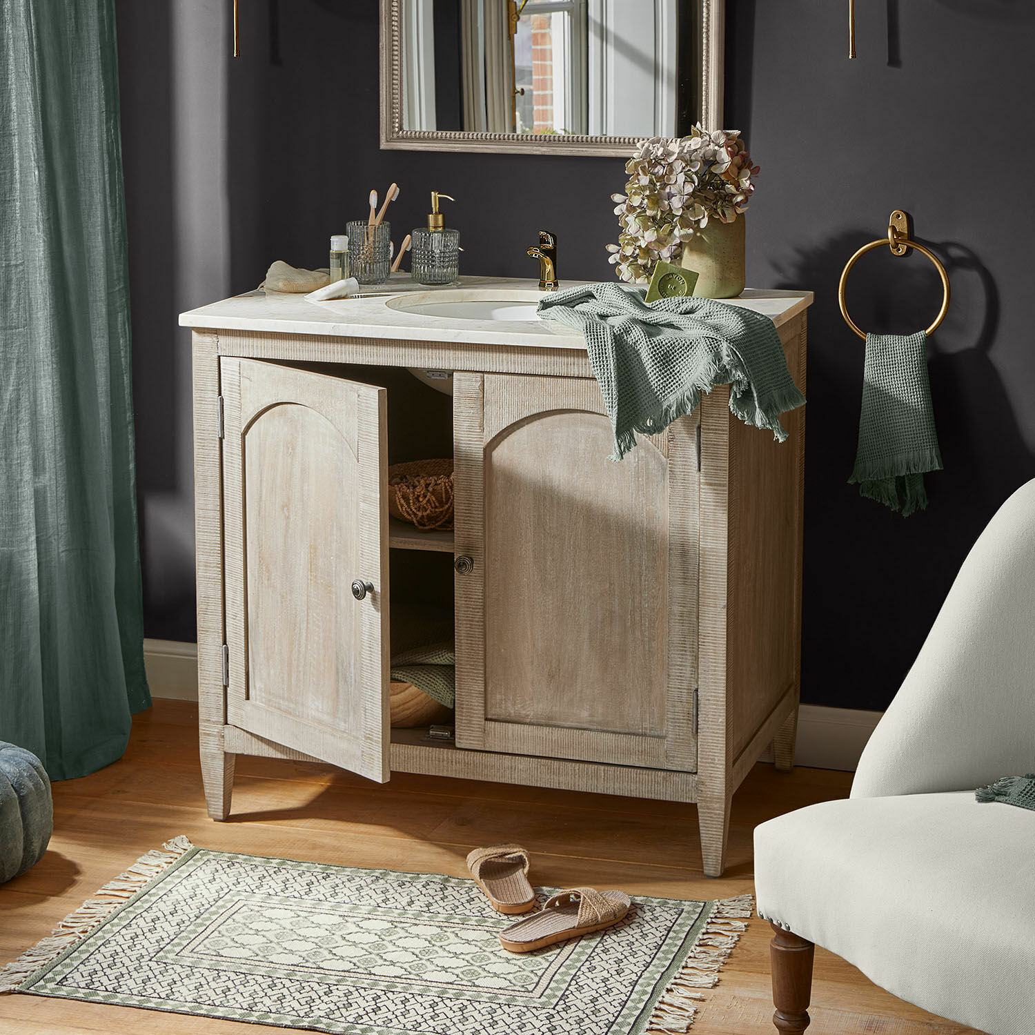 Mueble de baño con lavabo Strathmere Mueble de baño de madera clara con encimera de mármol y lavabo, estilo vintage elegante