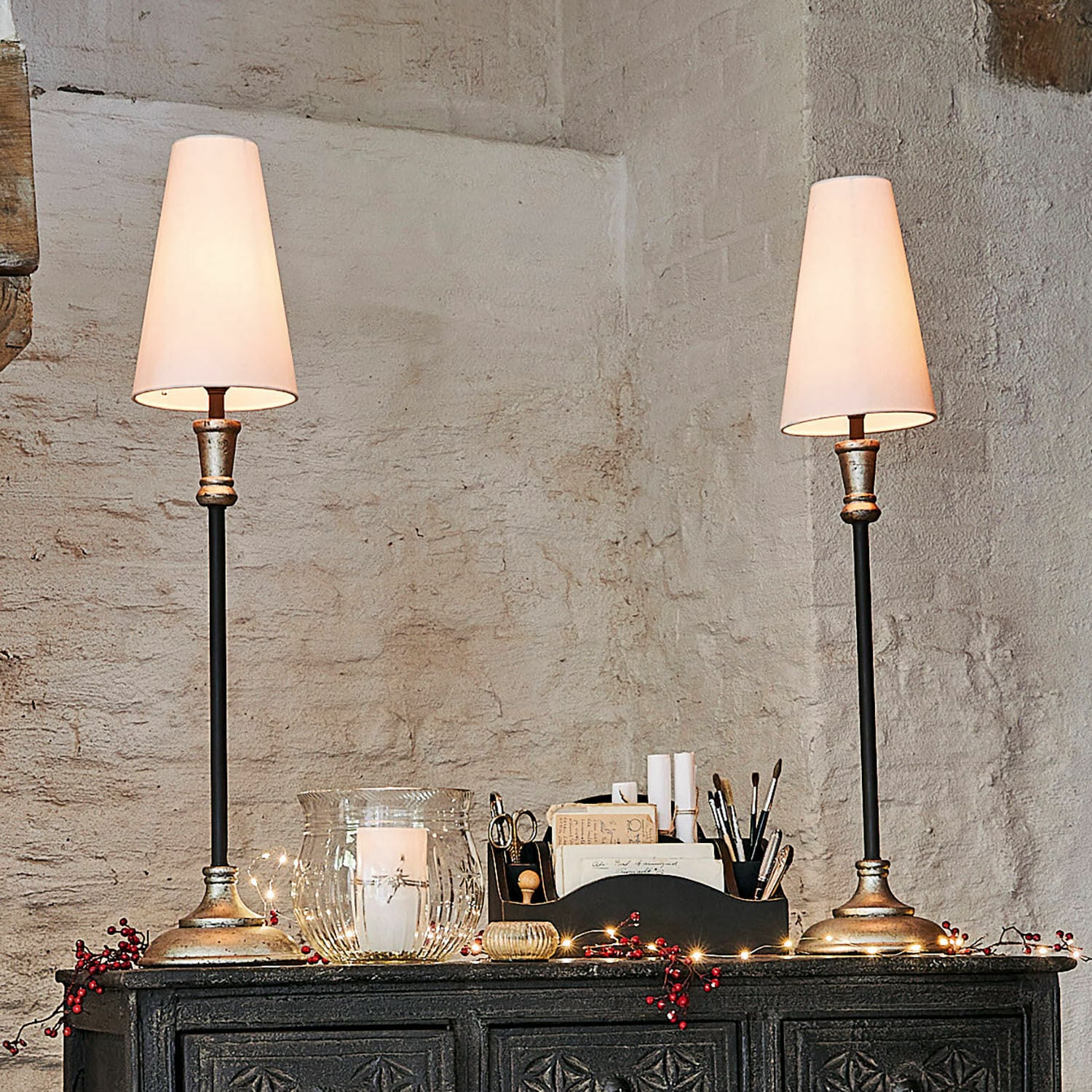 Set de 2 lámparas de mesa Obsonville Par de lámparas de mesa con base metálica y pantallas blancas sobre cómoda oscura decorada