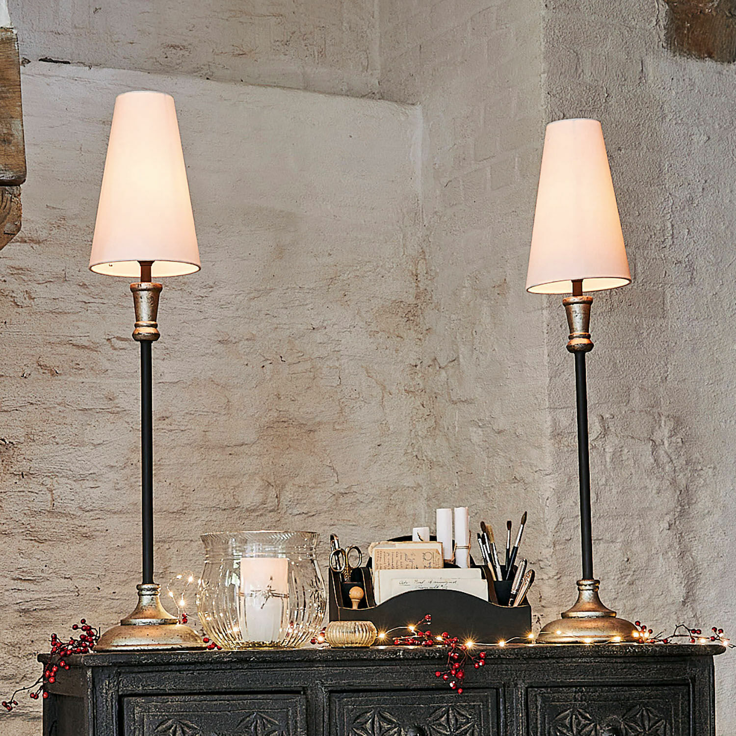 Set de 2 lámparas de mesa Obsonville Par de lámparas de mesa con base metálica y pantallas blancas sobre cómoda oscura decorada
