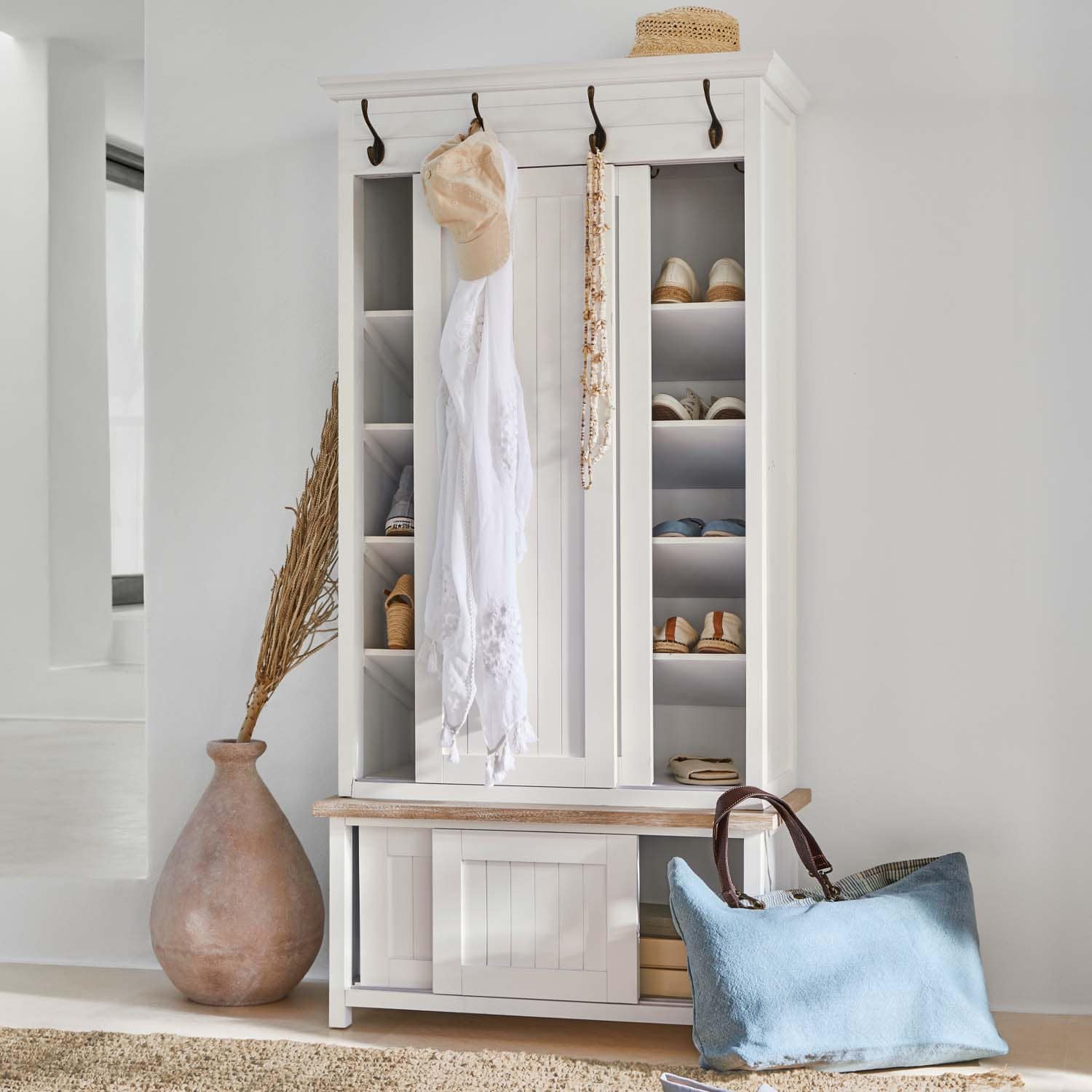 Armario para zapatos de madera blanca con ganchos y estantes, almacenamiento elegante para calzado y accesorios