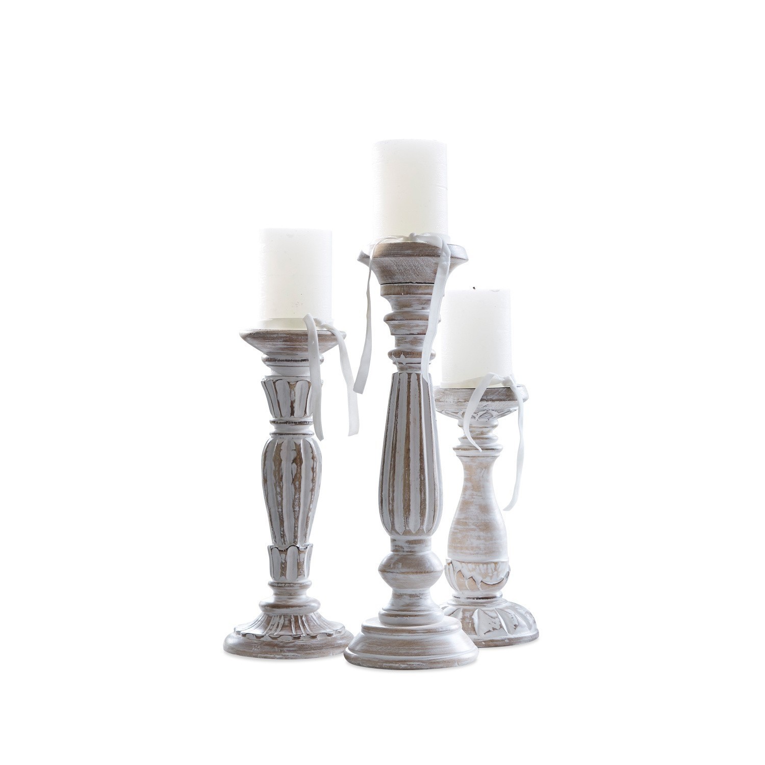 Set de 3 candeleros Folligny Conjunto de tres candelabros de madera blanca envejecida con velas blancas
