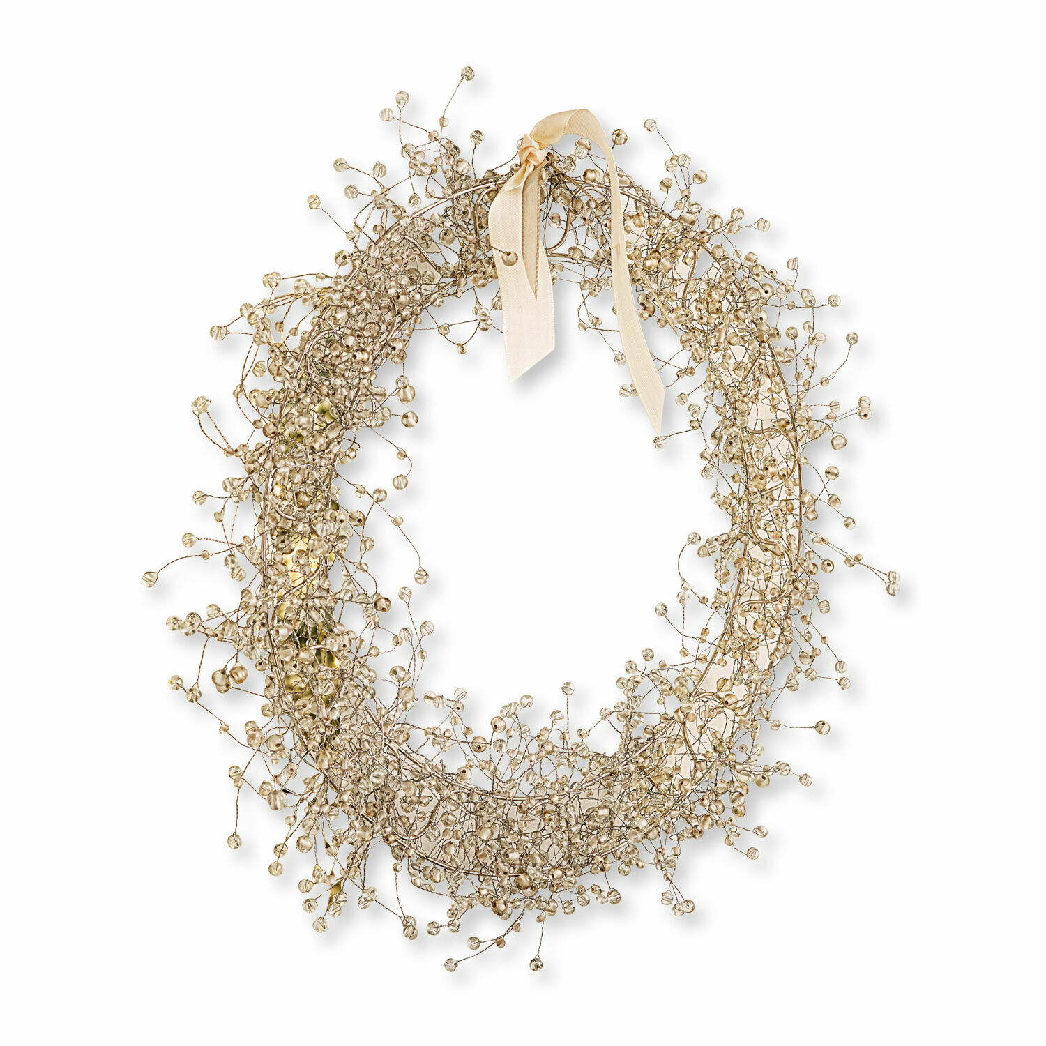 Corona decorativa de alambre dorado con pequeñas bolas y lazo crema para colgar