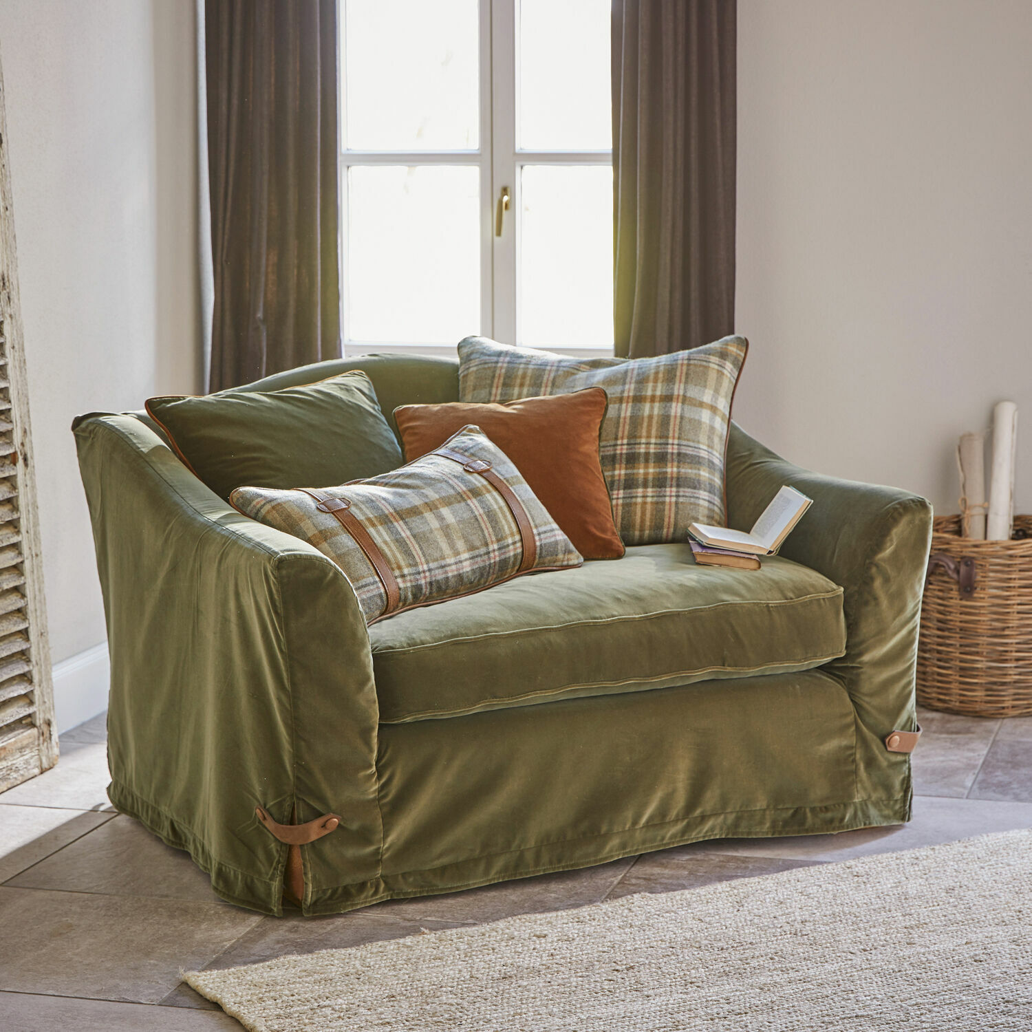 Sillón Halton Sofá de dos plazas de terciopelo verde con cojines a cuadros y detalles marrones para salón