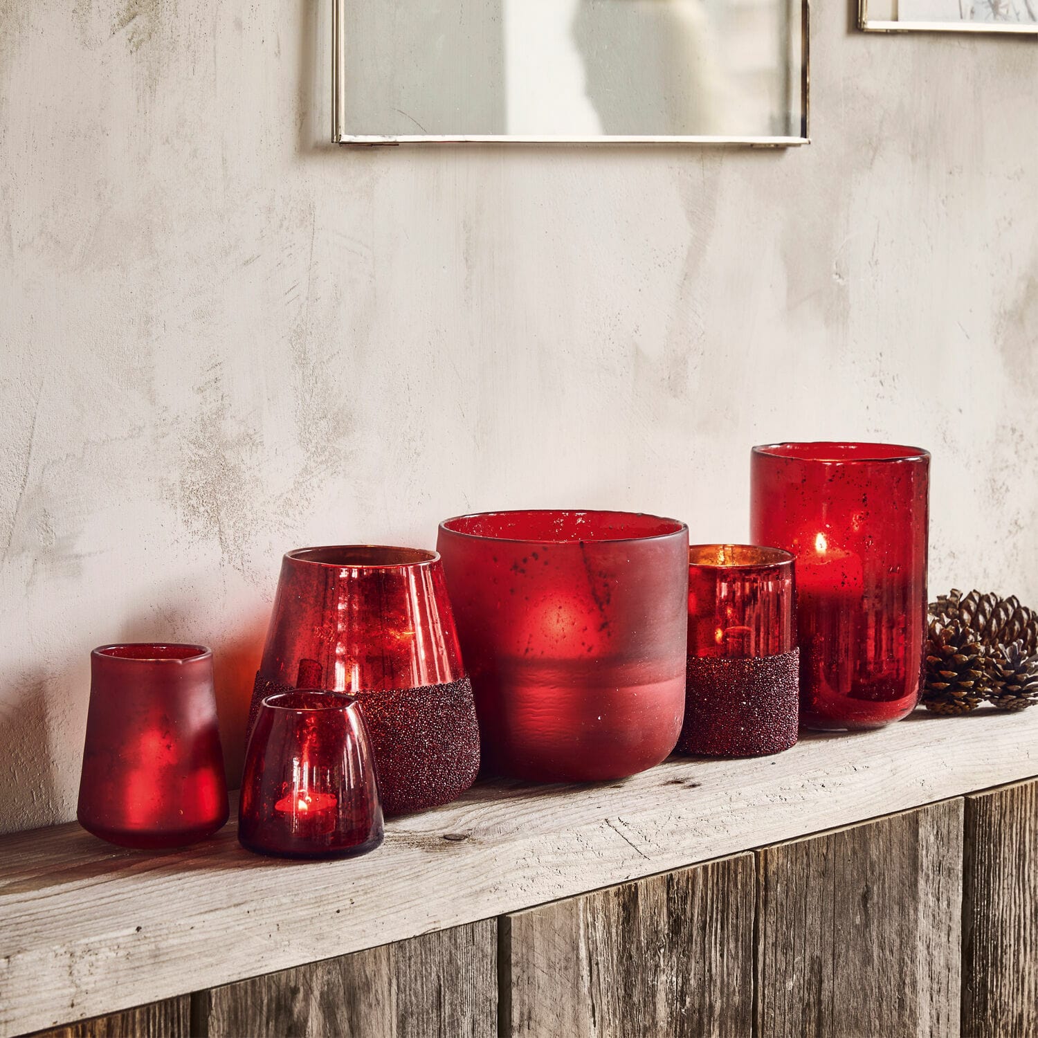 Set de 6 portavelas Paro Conjunto de portavelas de vidrio rojo decorativo sobre estante de madera rústica