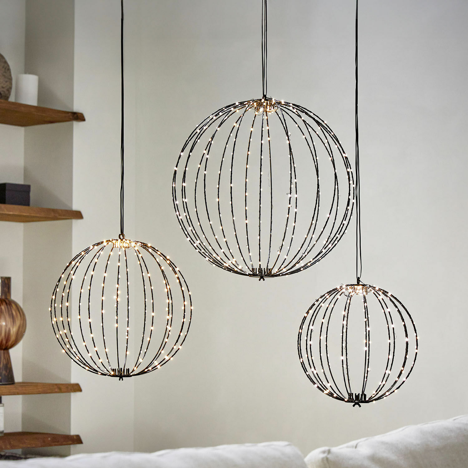 Set de 3 esferas LED Brilliante Tres lámparas colgantes esféricas de metal con luz LED blanca cálida para interiores modernos