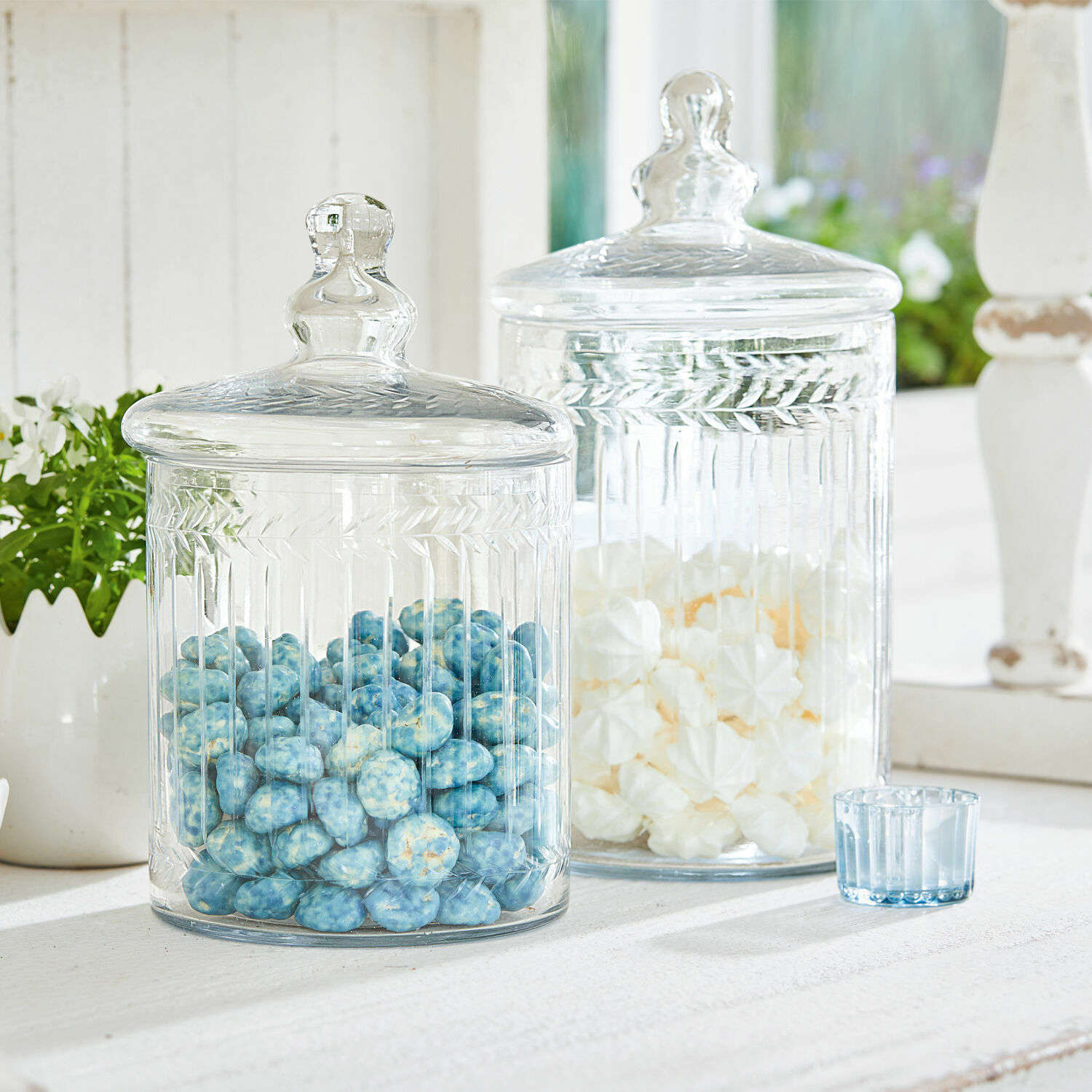 Set de 2 tarros de cristal Maledisant Recipientes de vidrio transparentes con tapas llenos de caramelos azules y blancos sobre mesa blanca