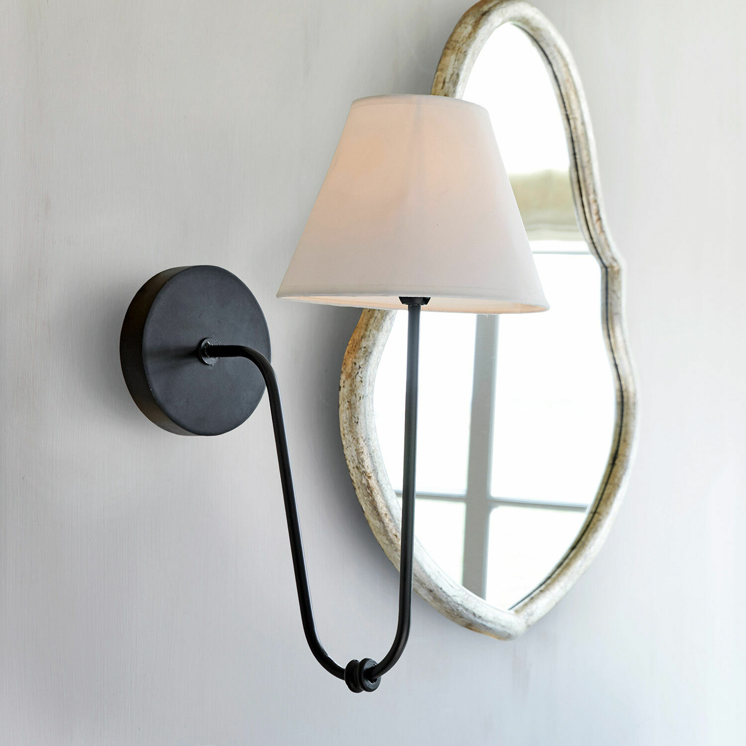 Lámpara de pared Lustre Aplique de pared negro de metal con pantalla blanca y espejo decorativo al fondo, iluminación de pared