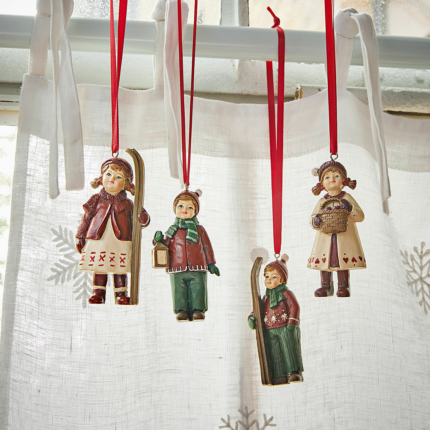 Set de 4 colgantes Helgelund Colgantes navideños con figuras de niños con ropa de invierno en cintas rojas, decoración para ventana