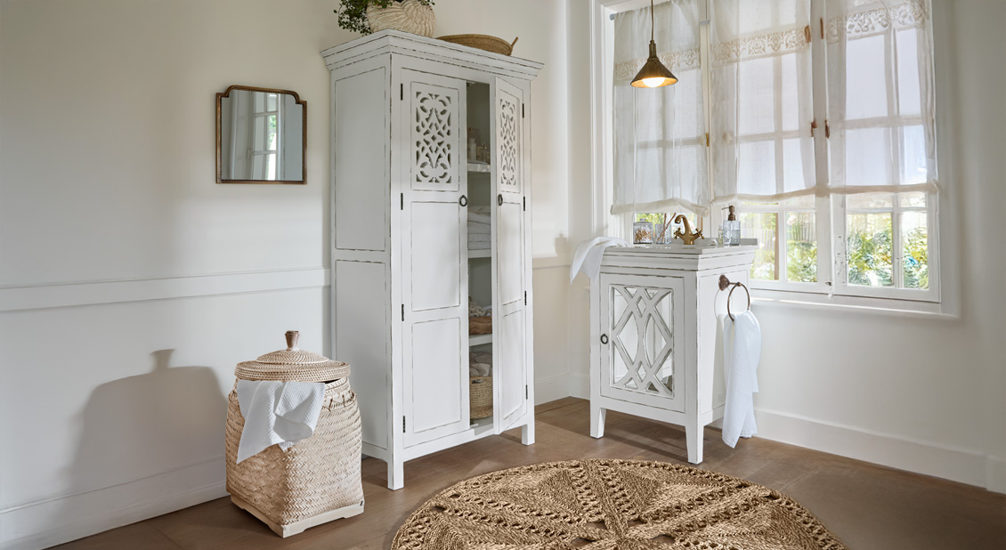 Cuarto de baño en blanco envejecido