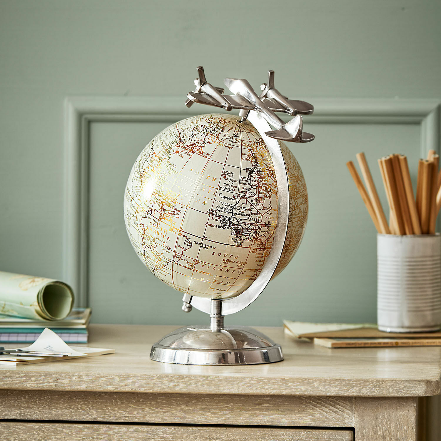 Globo decorativo Jollysail Globo decorativo beige con base metálica y aviones, accesorio elegante para escritorio y viajes