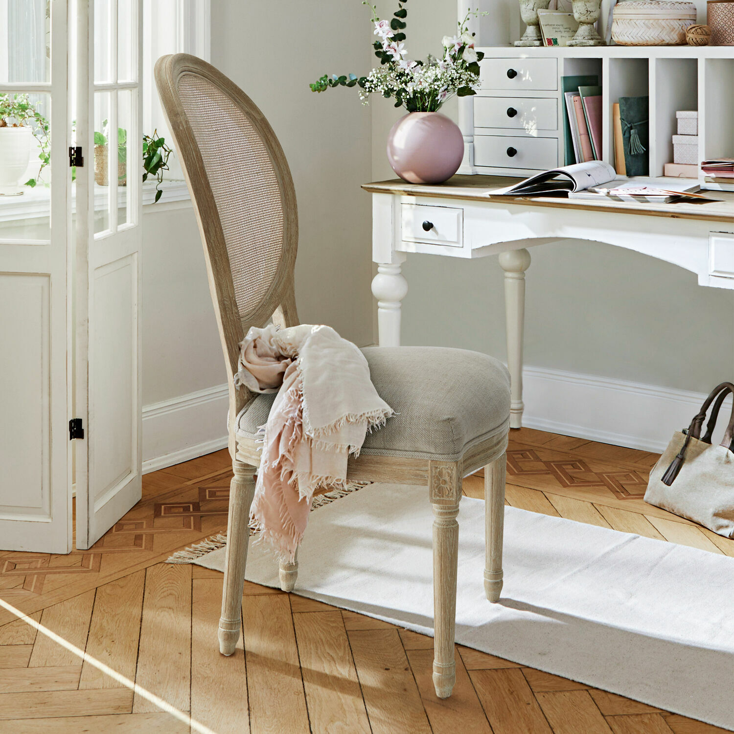Silla Danube Silla elegante de madera clara con asiento beige en interior luminoso con escritorio blanco