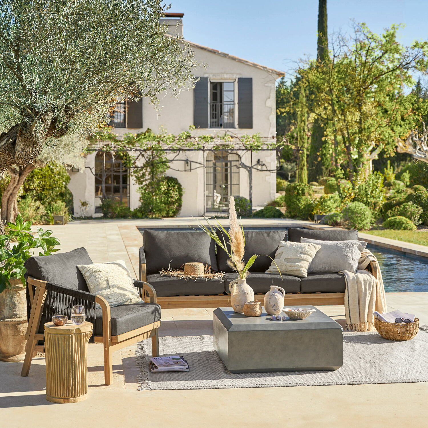 Grupo de asientos FSC®-100% Shreveport Conjunto de muebles de jardín de madera con cojines grises junto a piscina en jardín soleado