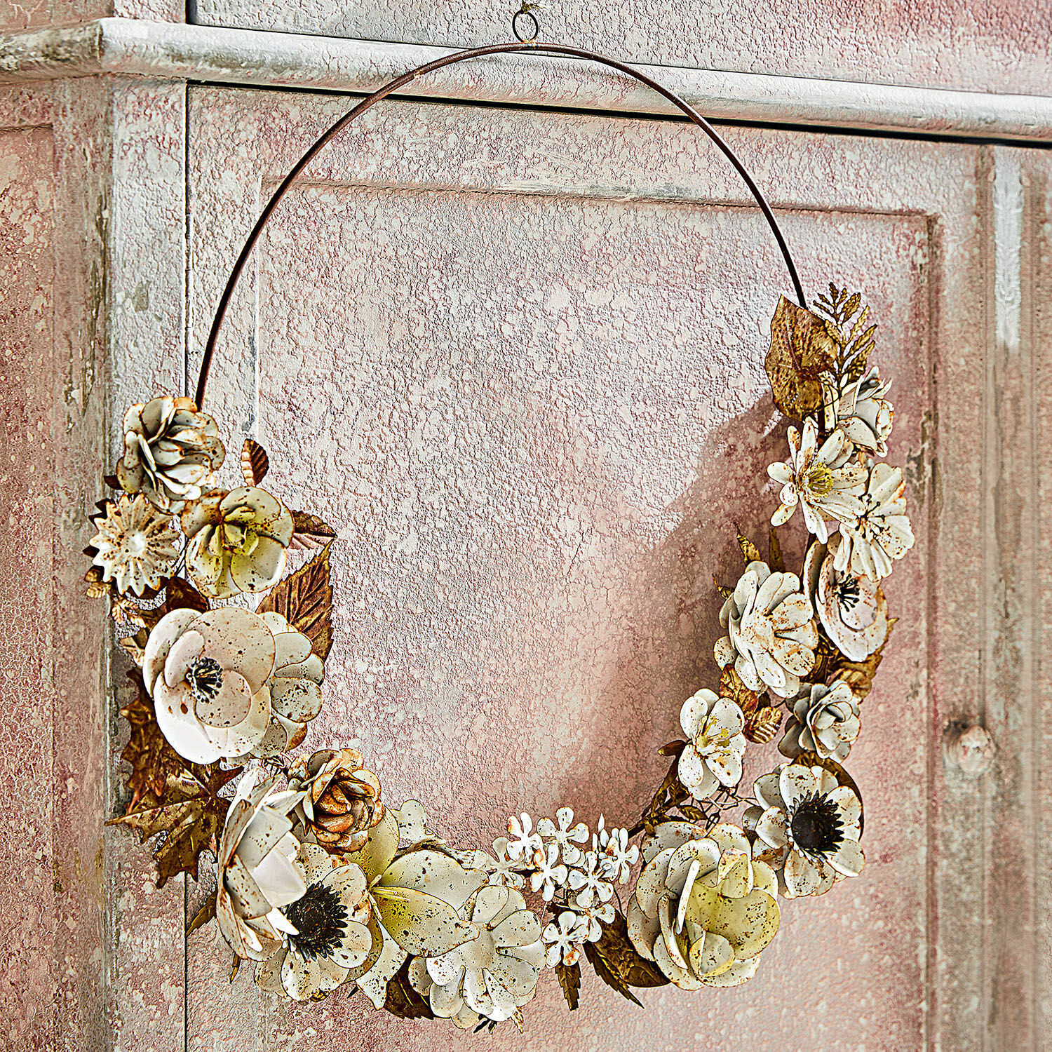 Corona Passanja Corona decorativa de metal con flores crema, adorno de pared elegante para interiores