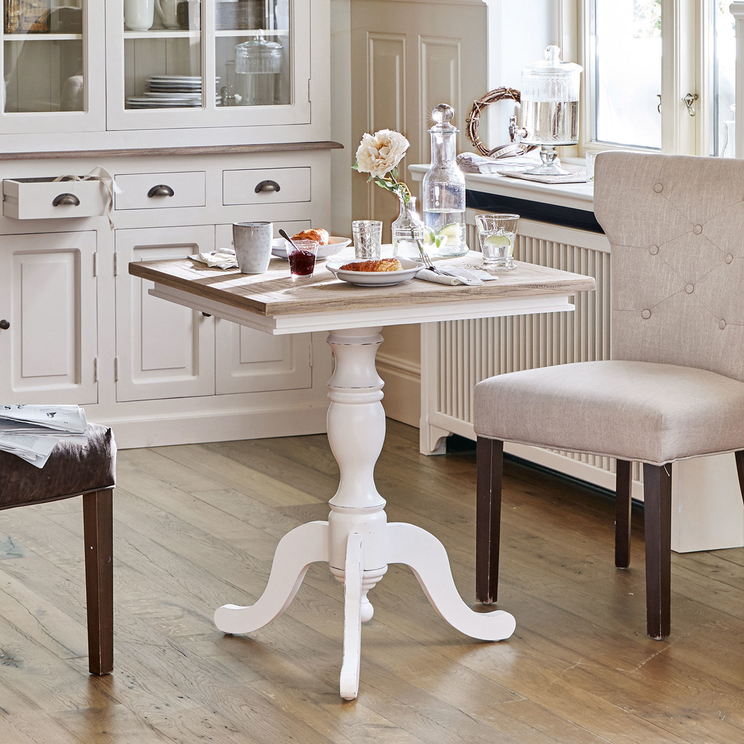 Mesa Kingston Mesa de madera blanca con pata decorativa y tablero color madera natural en cocina luminosa