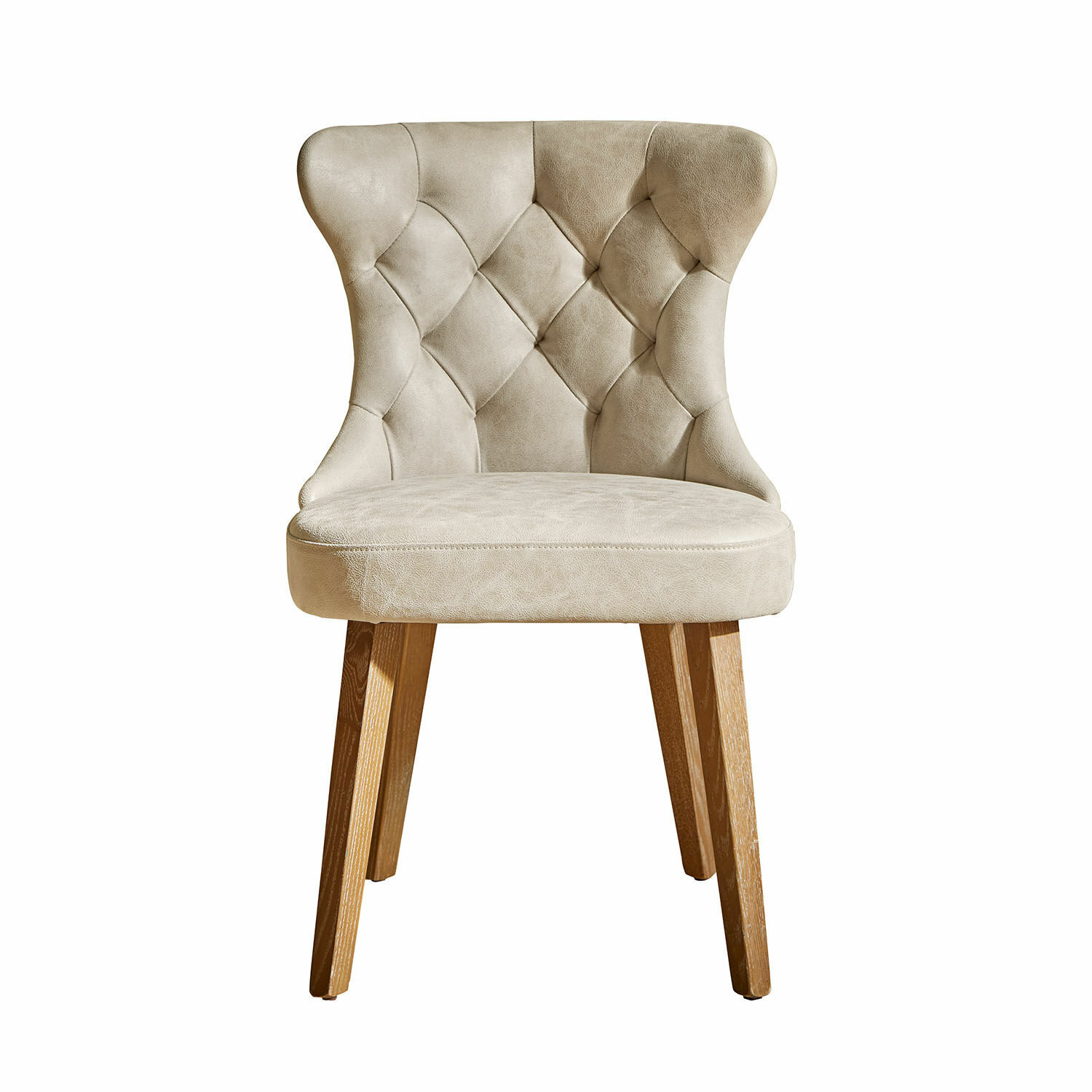 Silla beige tapizada con respaldo capitoné y patas de madera para salón moderno