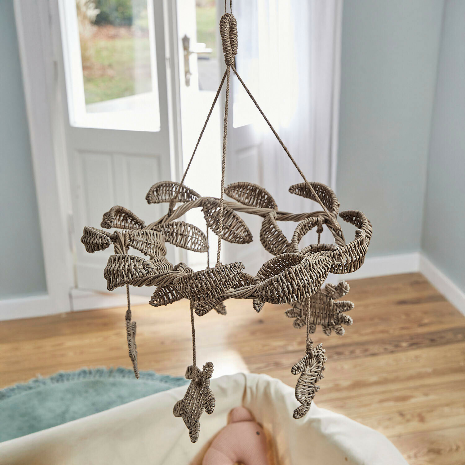 Móvil colgante de mimbre natural con hojas y animales tejidos, decoración para habitación infantil