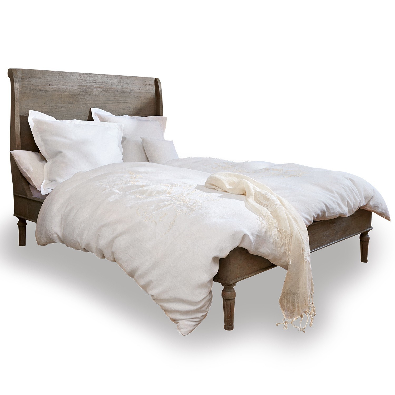 Cama Saint-Germier Cama de madera gris con ropa de cama blanca y bufanda clara en el borde, estilo rústico