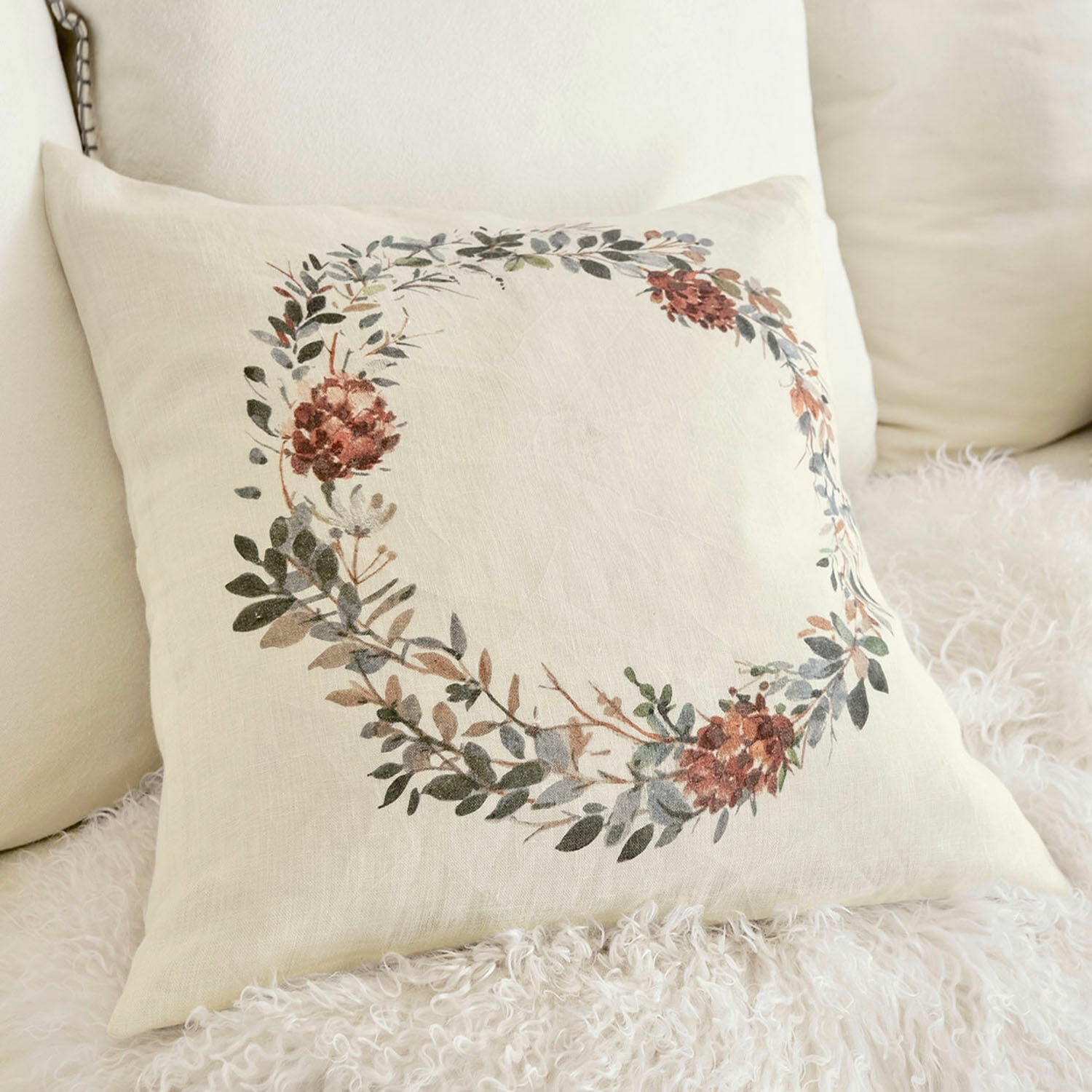 Funda de cojín Torge Cojín beige de lino con corona decorativa de hojas y flores en tonos naturales