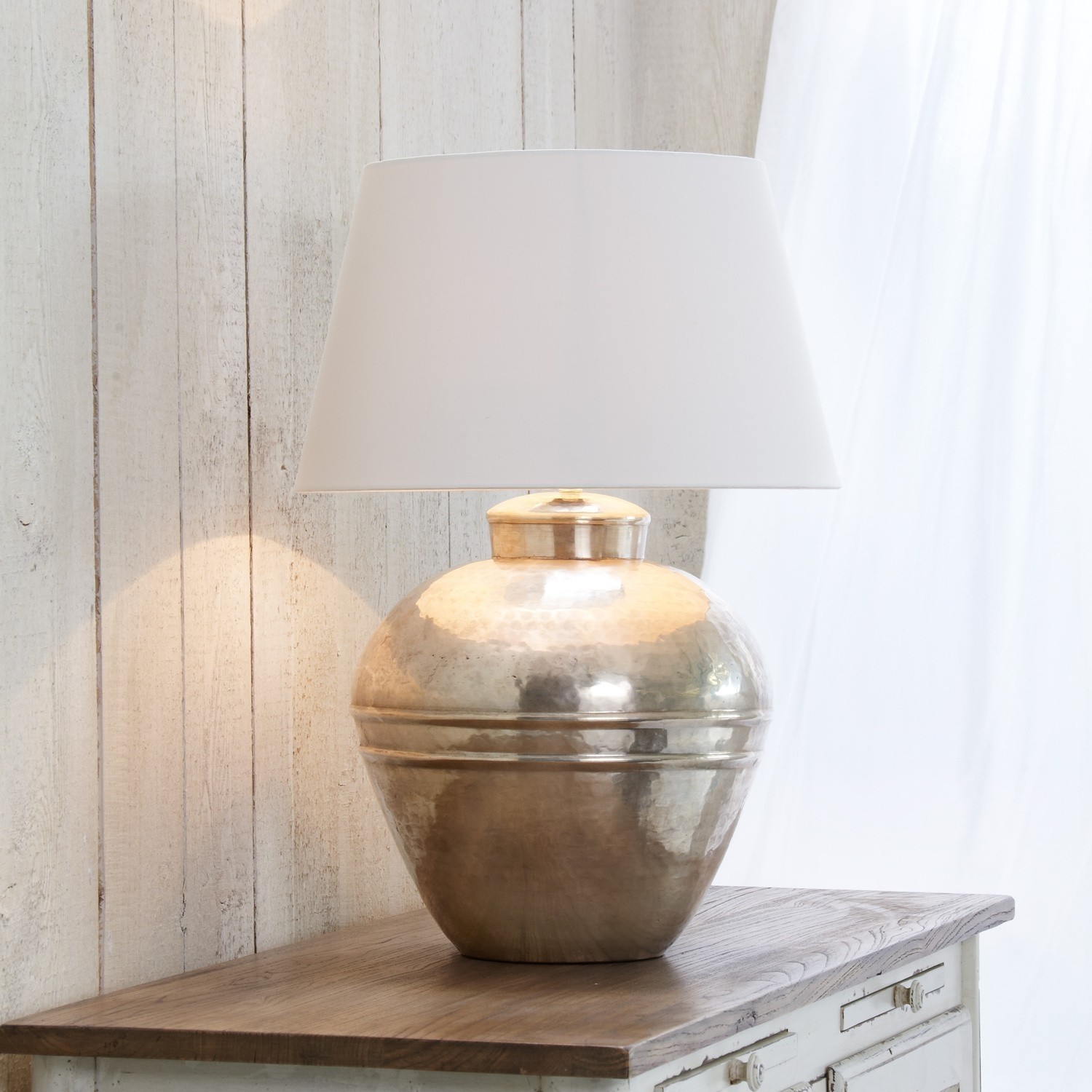 Lámpara de mesa Madison Lámpara de mesa de latón con pantalla blanca sobre mesa de madera, iluminación y decoración interior