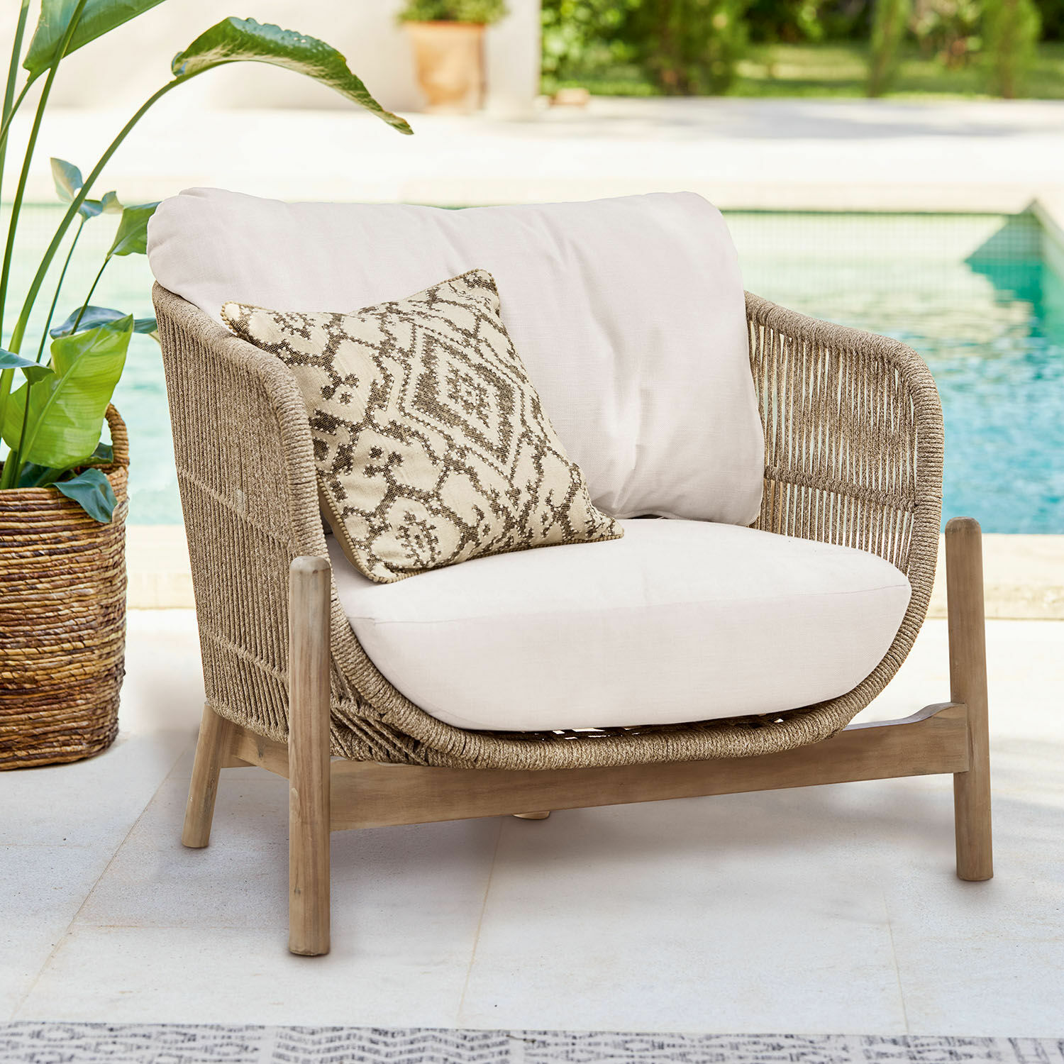 Sillón FSC®-100% Belvidere Sillón de exterior con cojín beige y respaldo trenzado de madera natural y cuerda