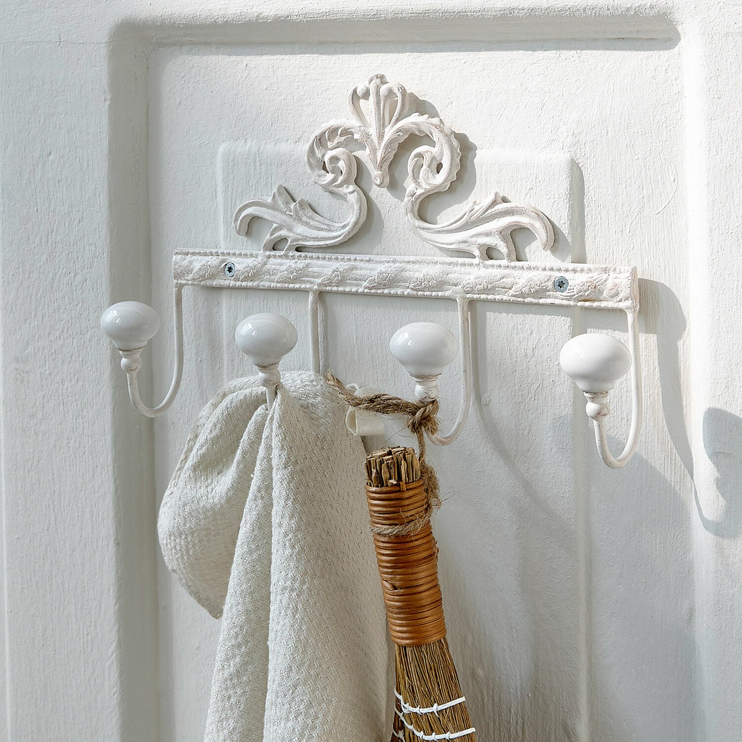 Perchero de pared Cher Perchero de pared blanco de metal con pomos de cerámica y diseño decorativo para el recibidor