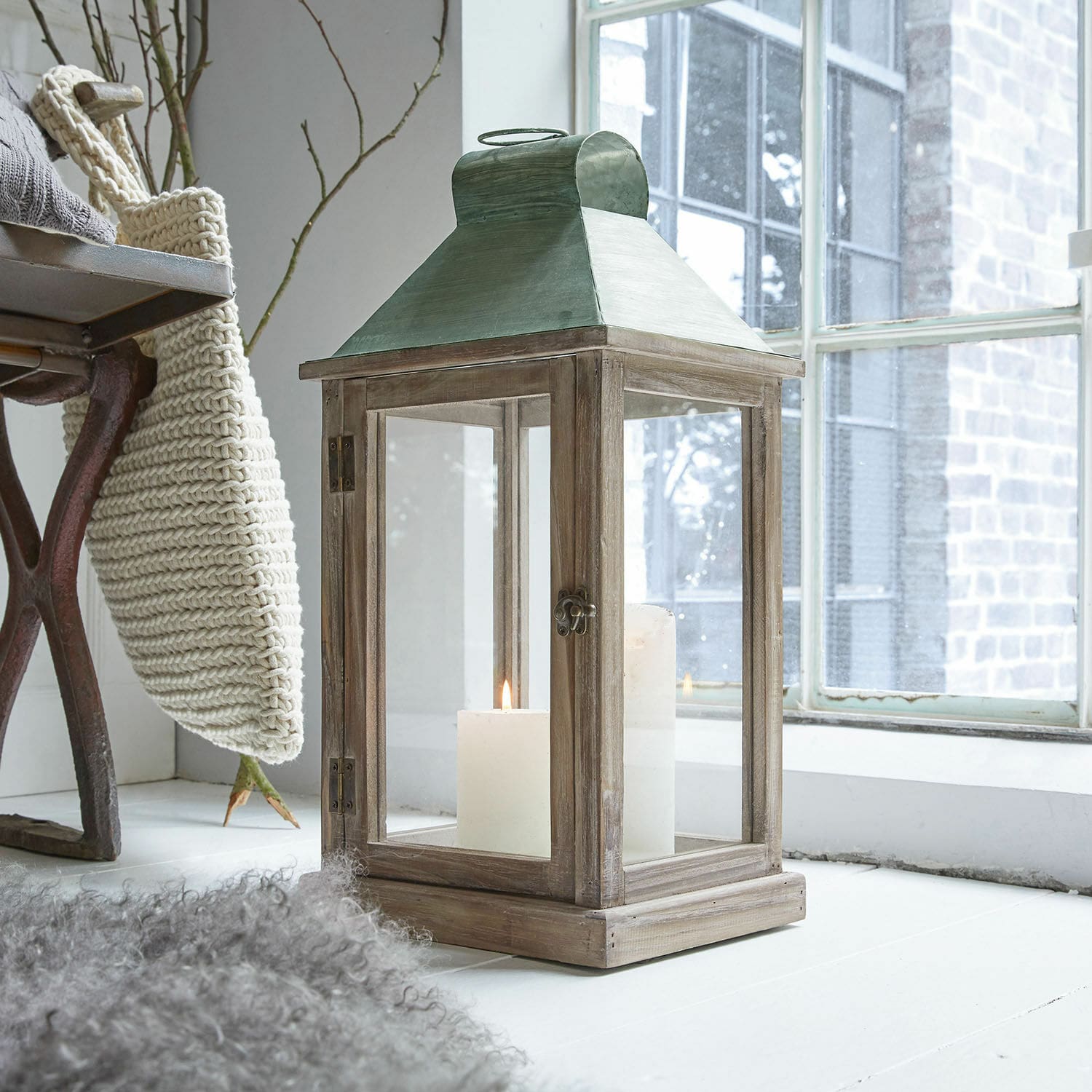 Farol Corte Linterna de madera con techo metálico verde y velas blancas, decoración para interiores