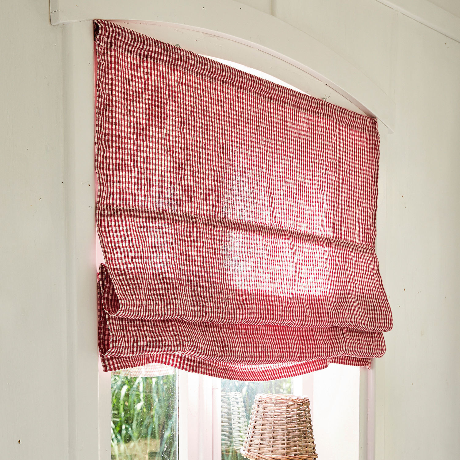 Estor romano de tela ligera con cuadros rojos y blancos, decoración de ventana para salón o cocina