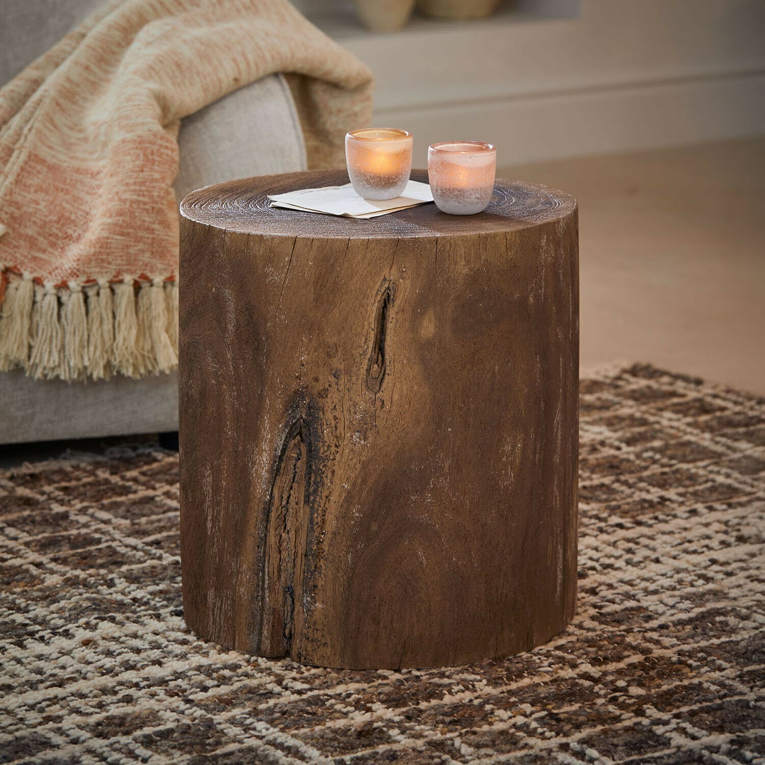 Mesa auxiliar Briarfield Mesa auxiliar de madera maciza en color marrón natural sobre alfombra, ambiente acogedor en salón