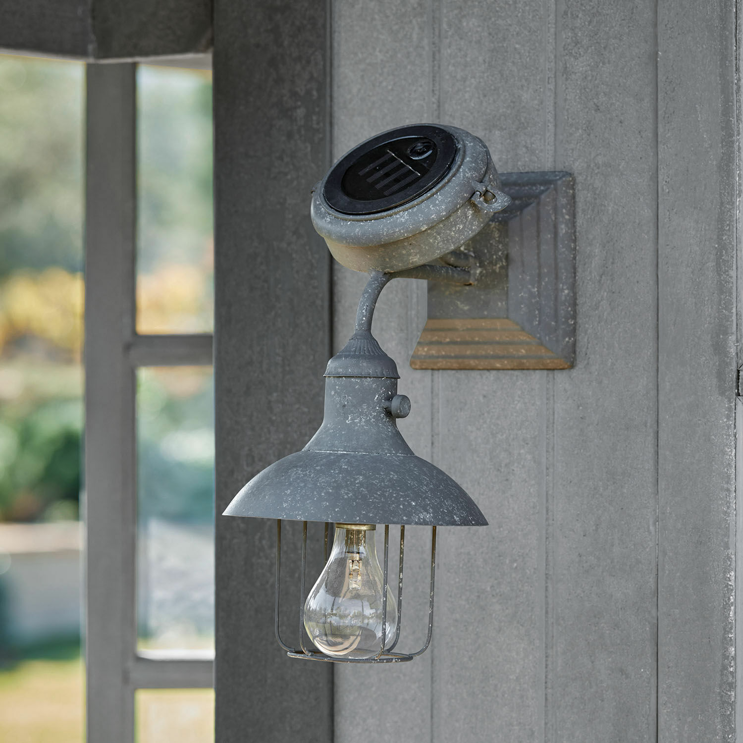 Farol solar de pared Anniviers Lámpara de pared metálica gris con pantalla y bombilla, estilo rústico para iluminación exterior