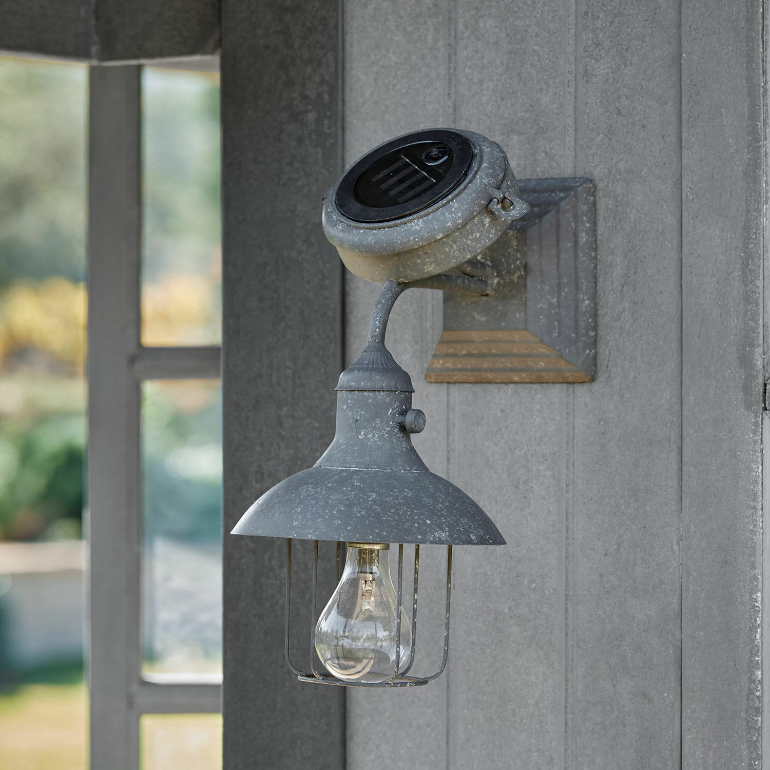 Farol solar de pared Anniviers Lámpara de pared metálica gris con pantalla y bombilla, estilo rústico para iluminación exterior