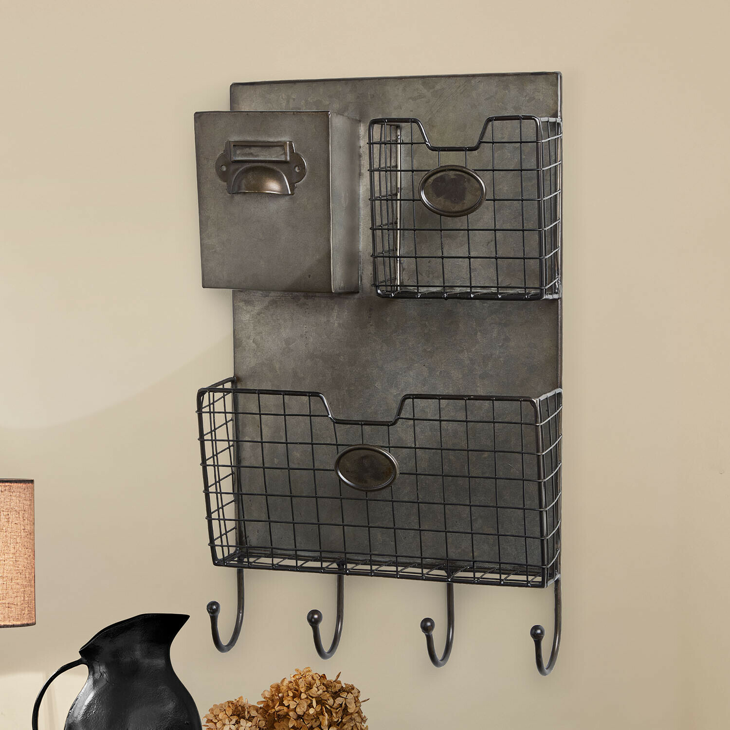 Organizador Zentros Organizador de pared de metal con dos cestas y cuatro ganchos en estilo industrial