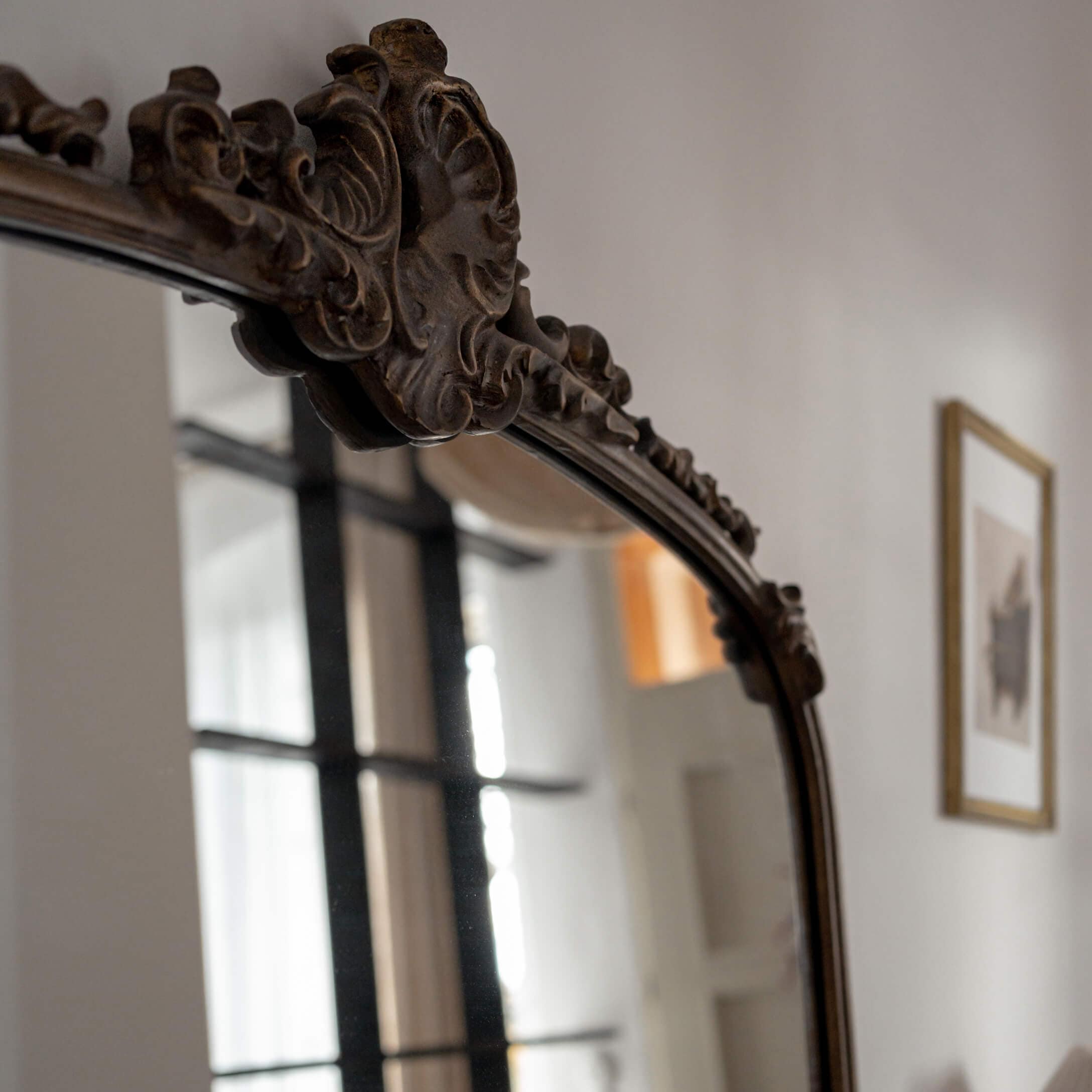 Espejo decorativo de madera oscura con marco tallado de estilo clásico para salón