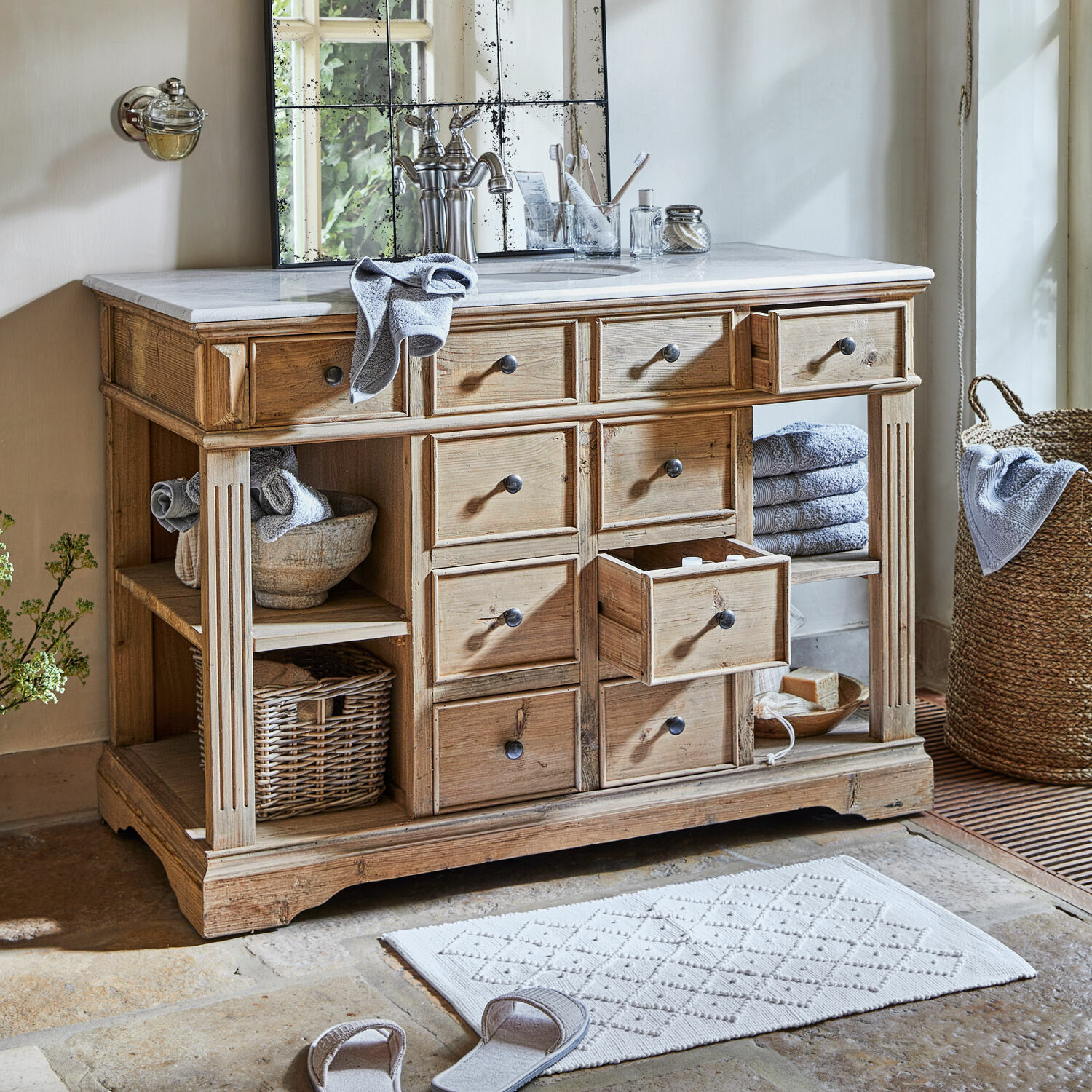 Mueble de baño con lavabo Thibault Mueble de baño de madera natural con encimera de mármol y varios cajones, color madera clara