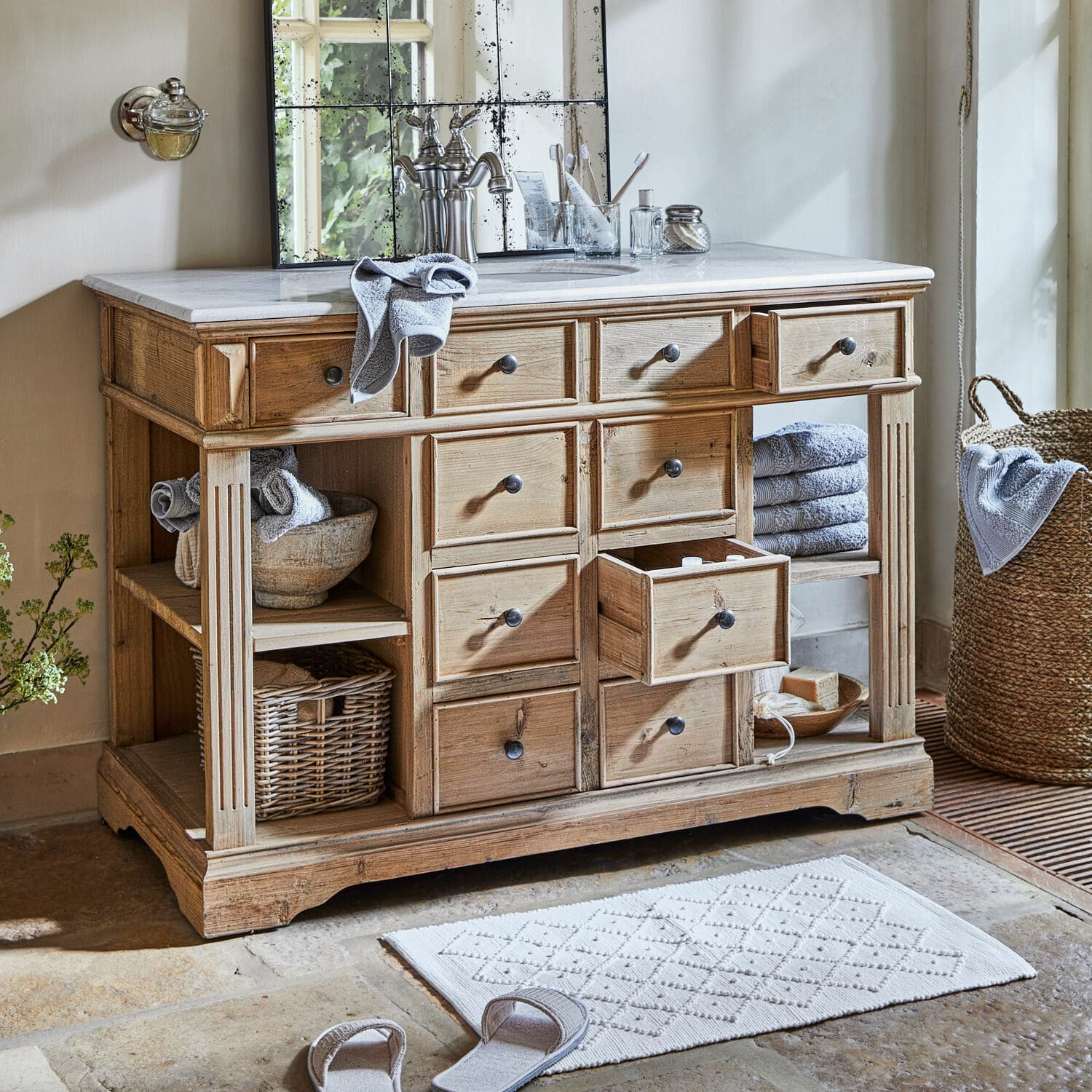 Mueble de baño con lavabo Thibault Mueble de baño de madera natural con encimera de mármol y varios cajones, color madera clara