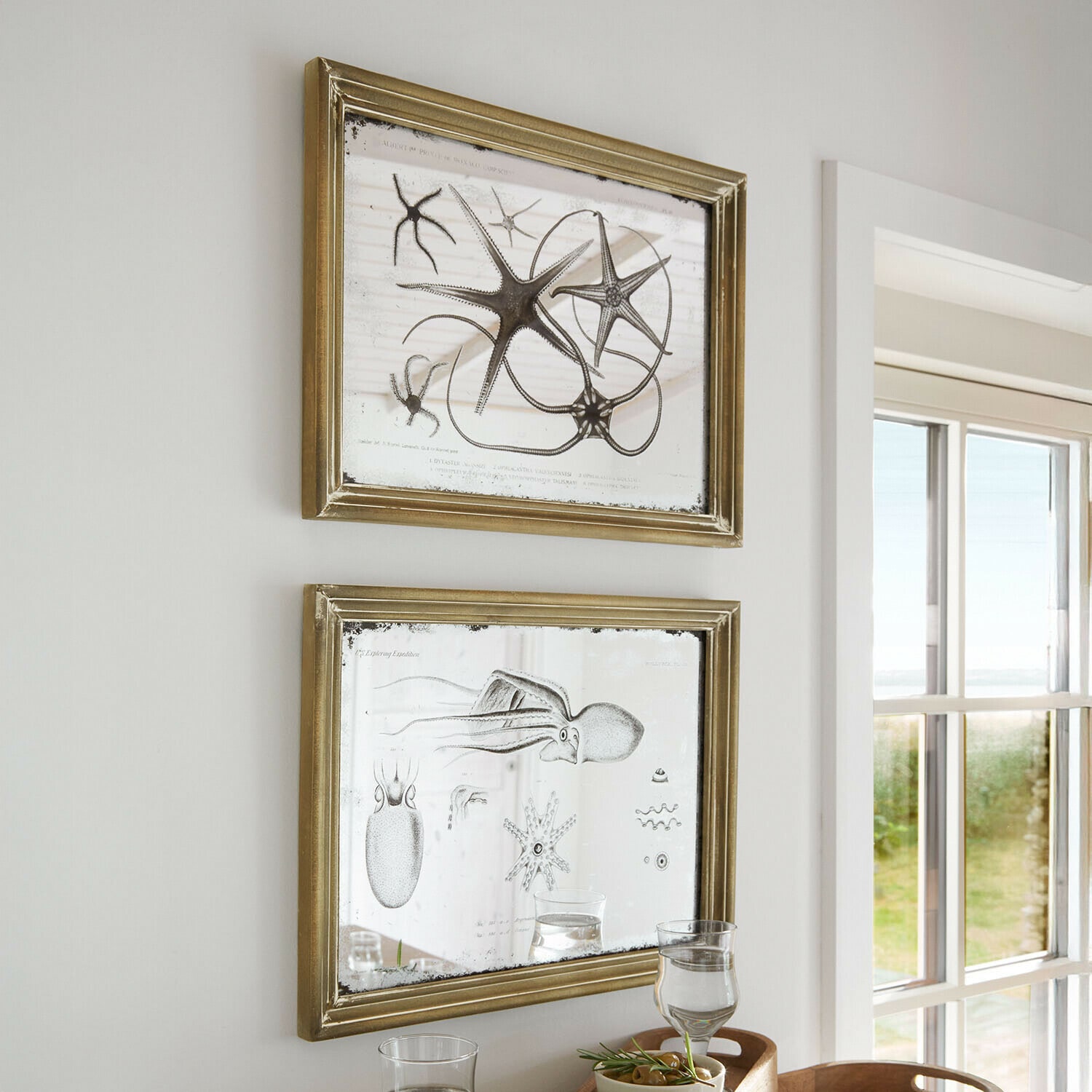 Set de 2 cuadros espejo Marivelles Dos marcos dorados con espejo e ilustraciones marinas, decoración de pared en habitación luminosa