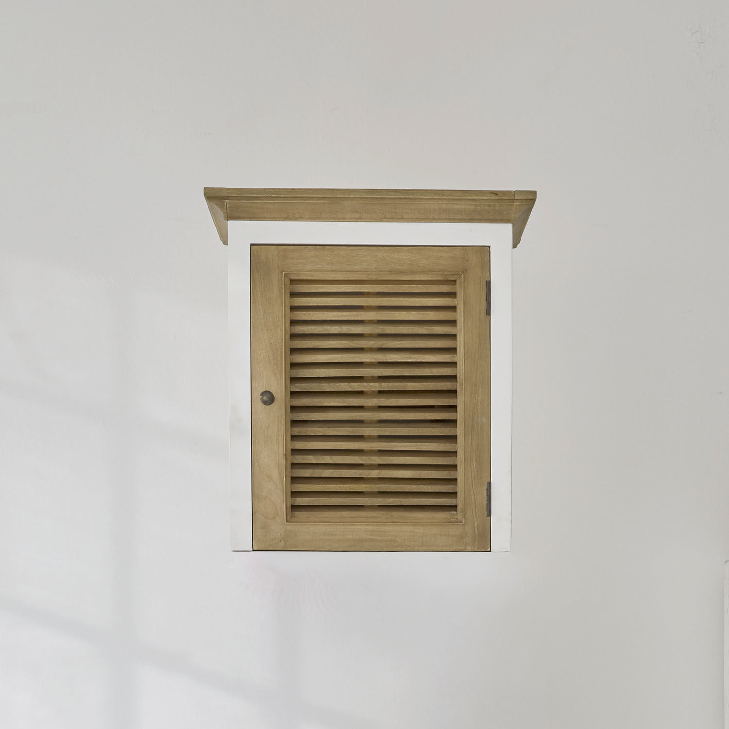 Ampliación del armario Degarmo Armario de pared de madera con marco blanco y puerta de lamas en color madera natural
