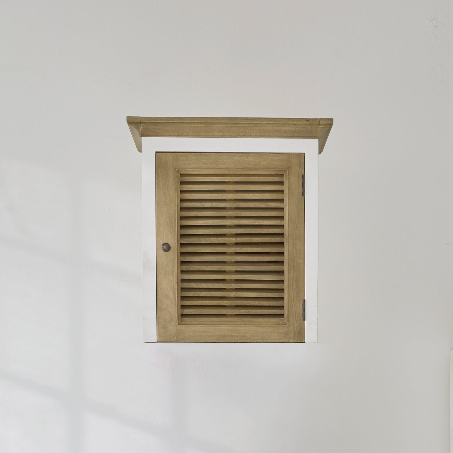 Ampliación del armario Degarmo Armario de pared de madera con marco blanco y puerta de lamas en color madera natural