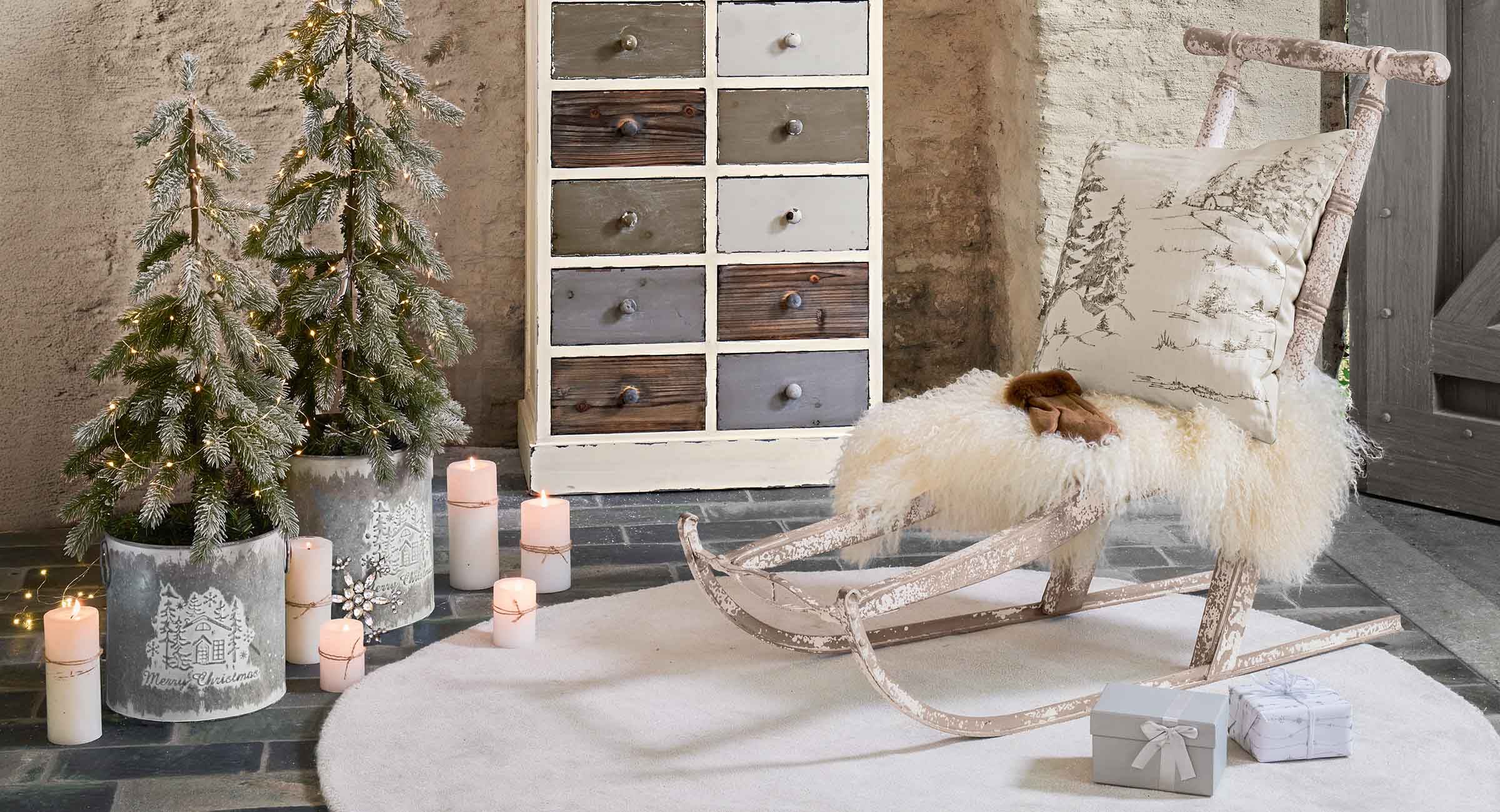 Trineo rústico de madera con piel blanca y cojín con motivo invernal en interior acogedor